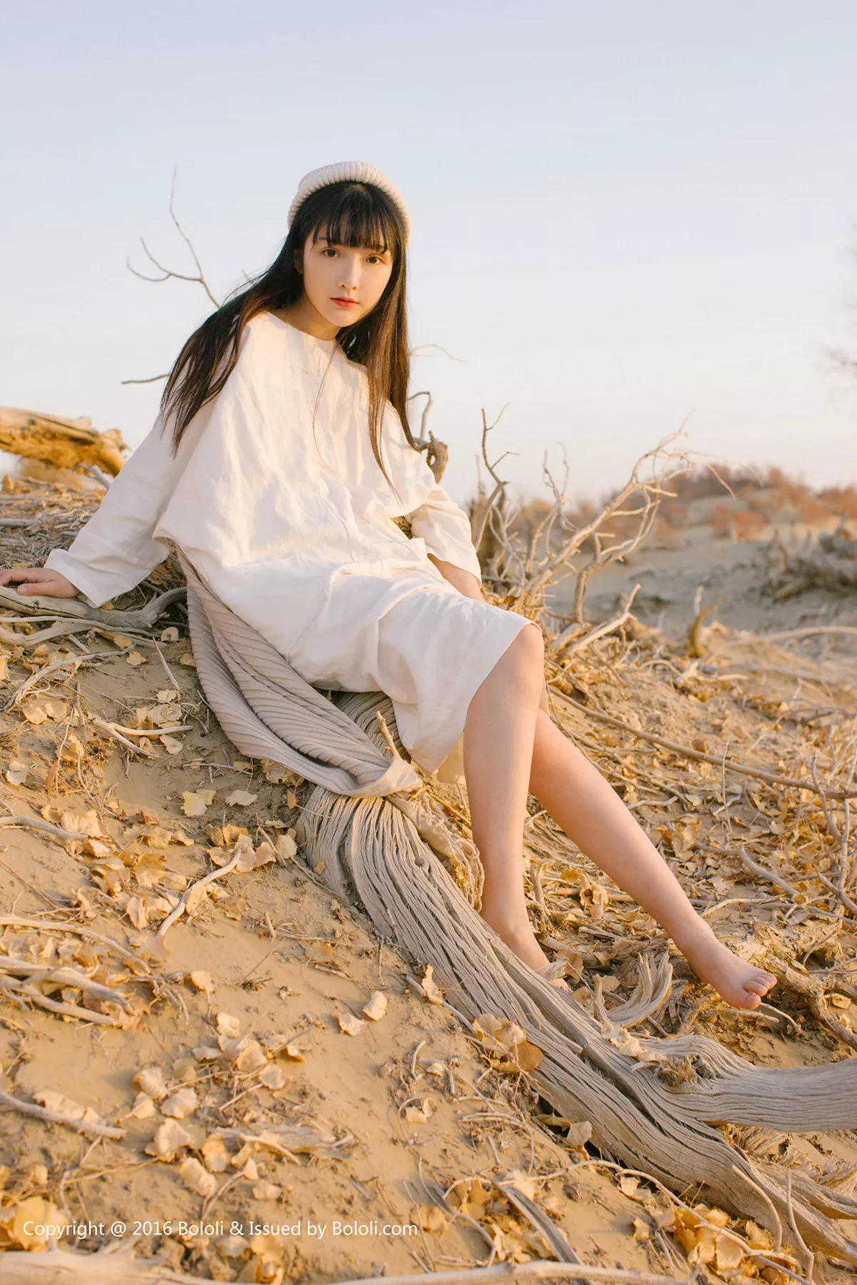 秀人集.com_[Tukmo兔几盟]Vol.102_美女主播之应沙漠系列白色连身裙性感披风清新美少女写真40P