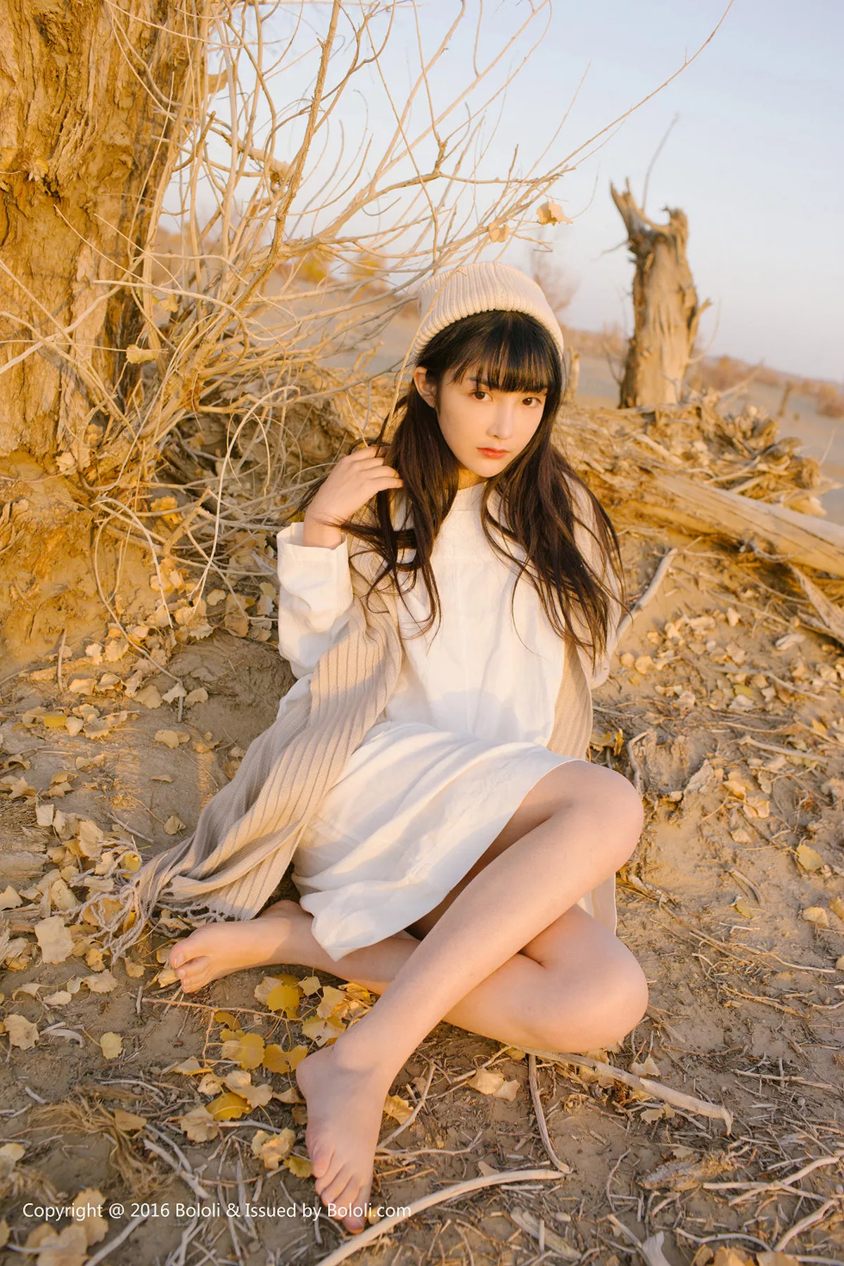 秀人集.com_[Tukmo兔几盟]Vol.102_美女主播之应沙漠系列白色连身裙性感披风清新美少女写真40P