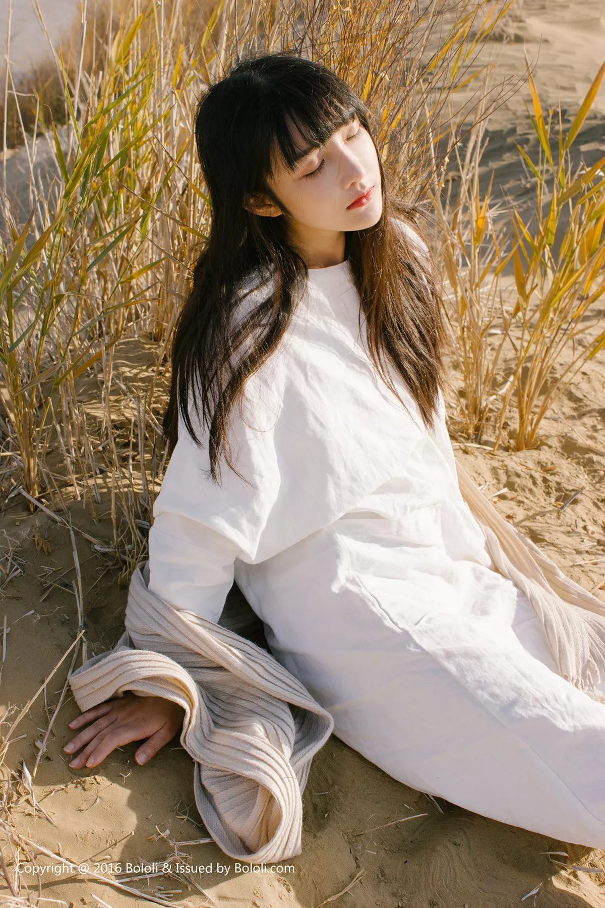 秀人集.com_[Tukmo兔几盟]Vol.102_美女主播之应沙漠系列白色连身裙性感披风清新美少女写真40P