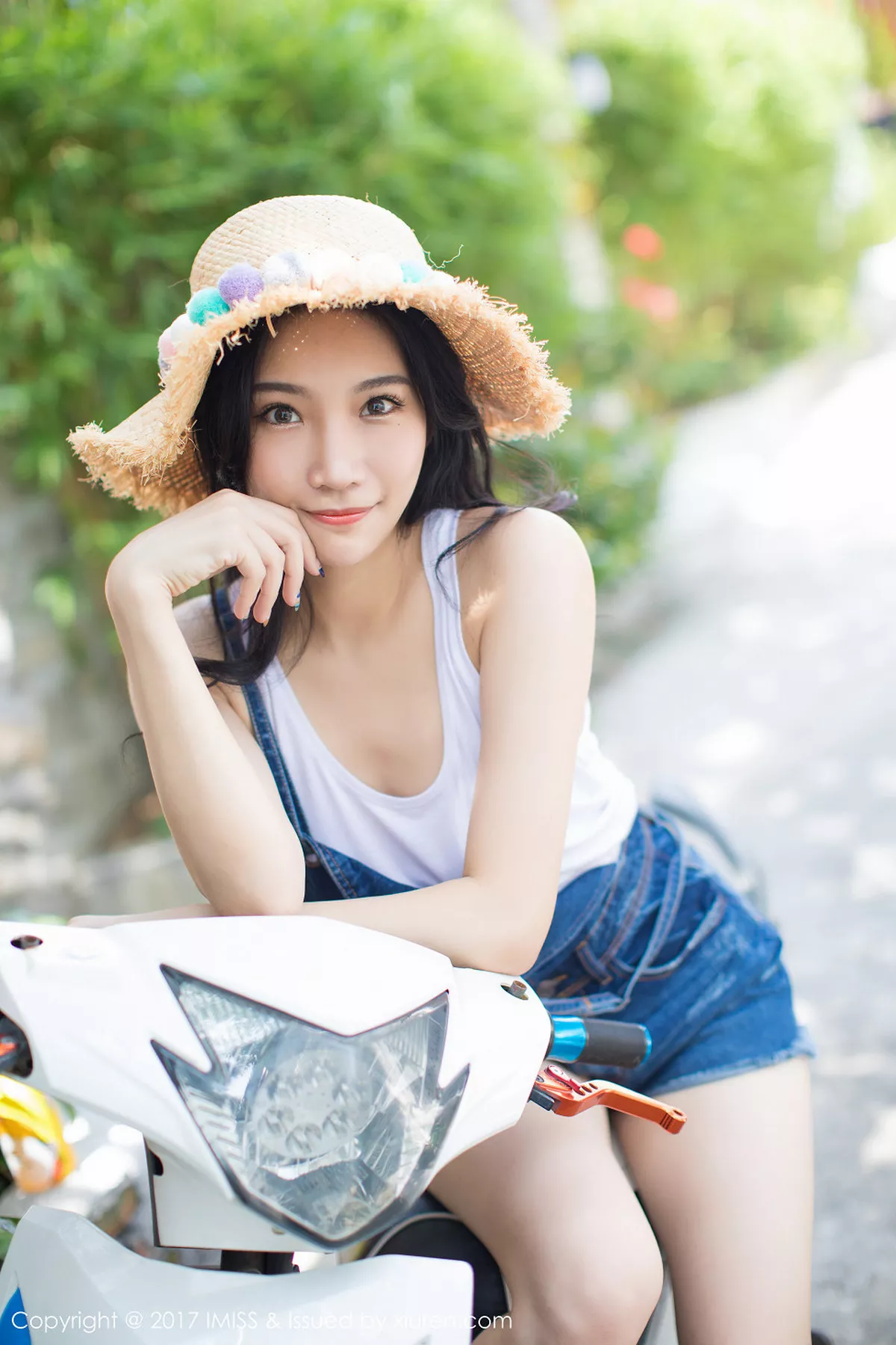 秀人集.com_[IMISS爱蜜社]Vol.180_嫩模小狐狸Sica户外牛仔短裤系列秀完美身材清新迷人写真46P