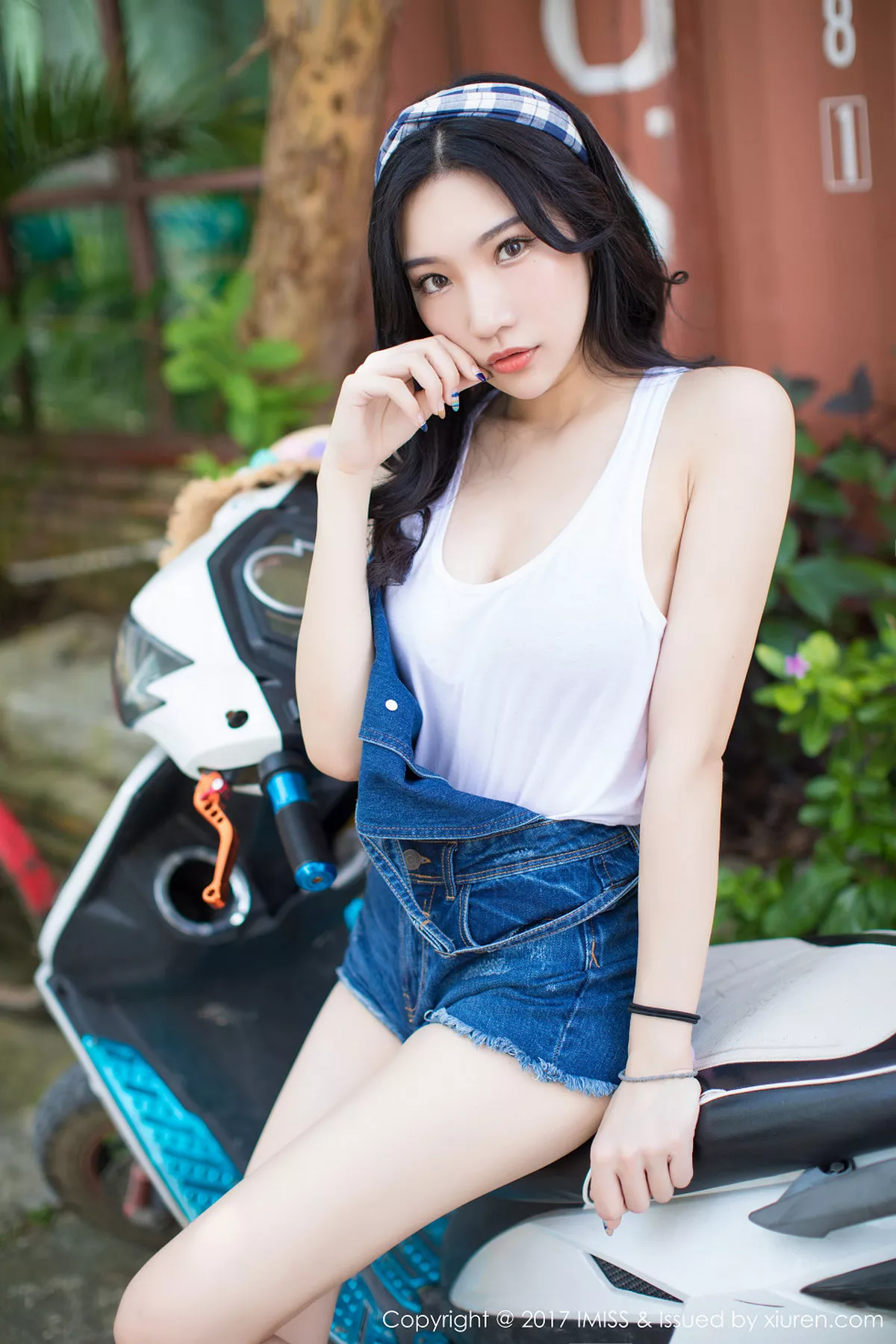 秀人集.com_[IMISS爱蜜社]Vol.180_嫩模小狐狸Sica户外牛仔短裤系列秀完美身材清新迷人写真46P