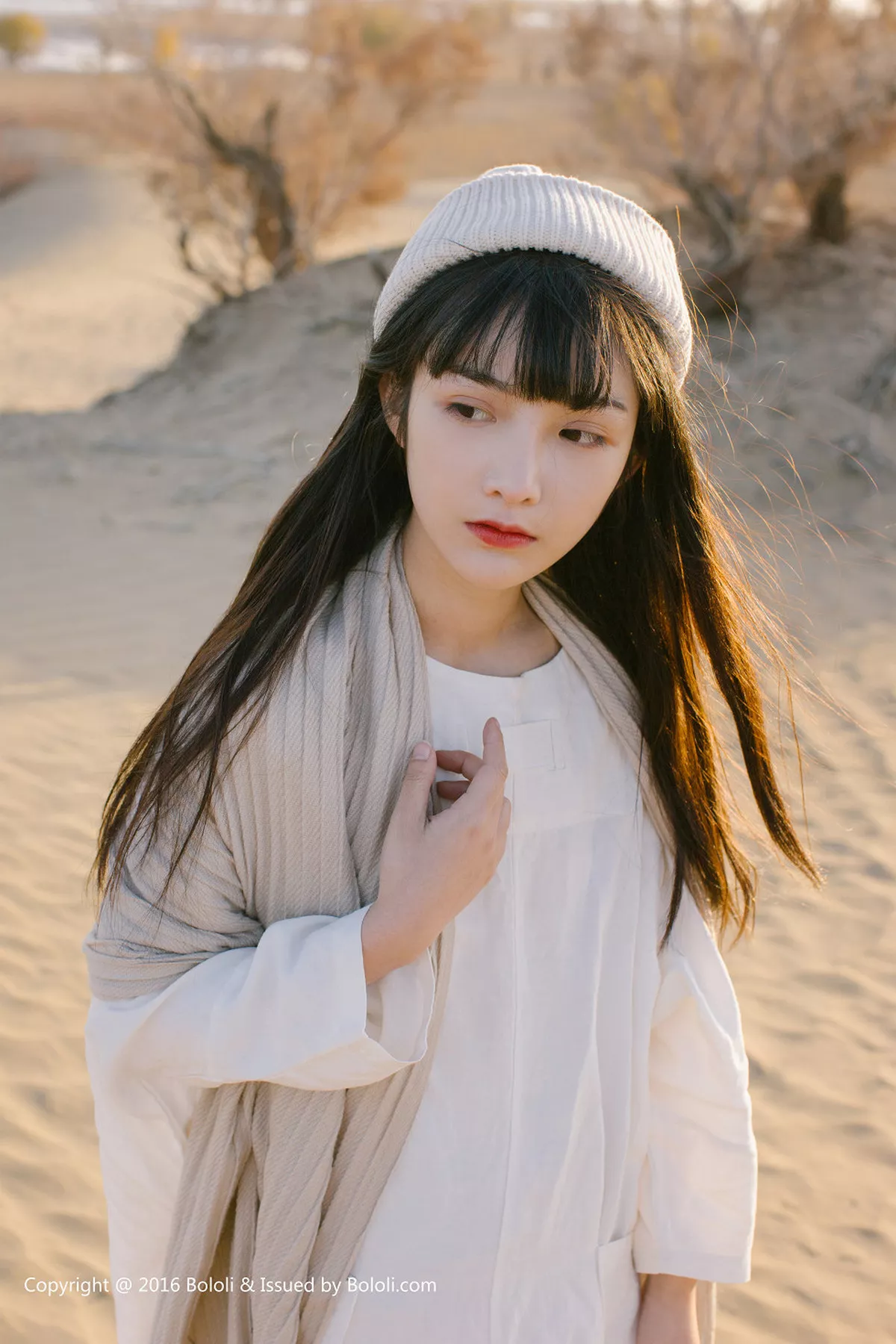 秀人集.com_[Tukmo兔几盟]Vol.102_美女主播之应沙漠系列白色连身裙性感披风清新美少女写真40P
