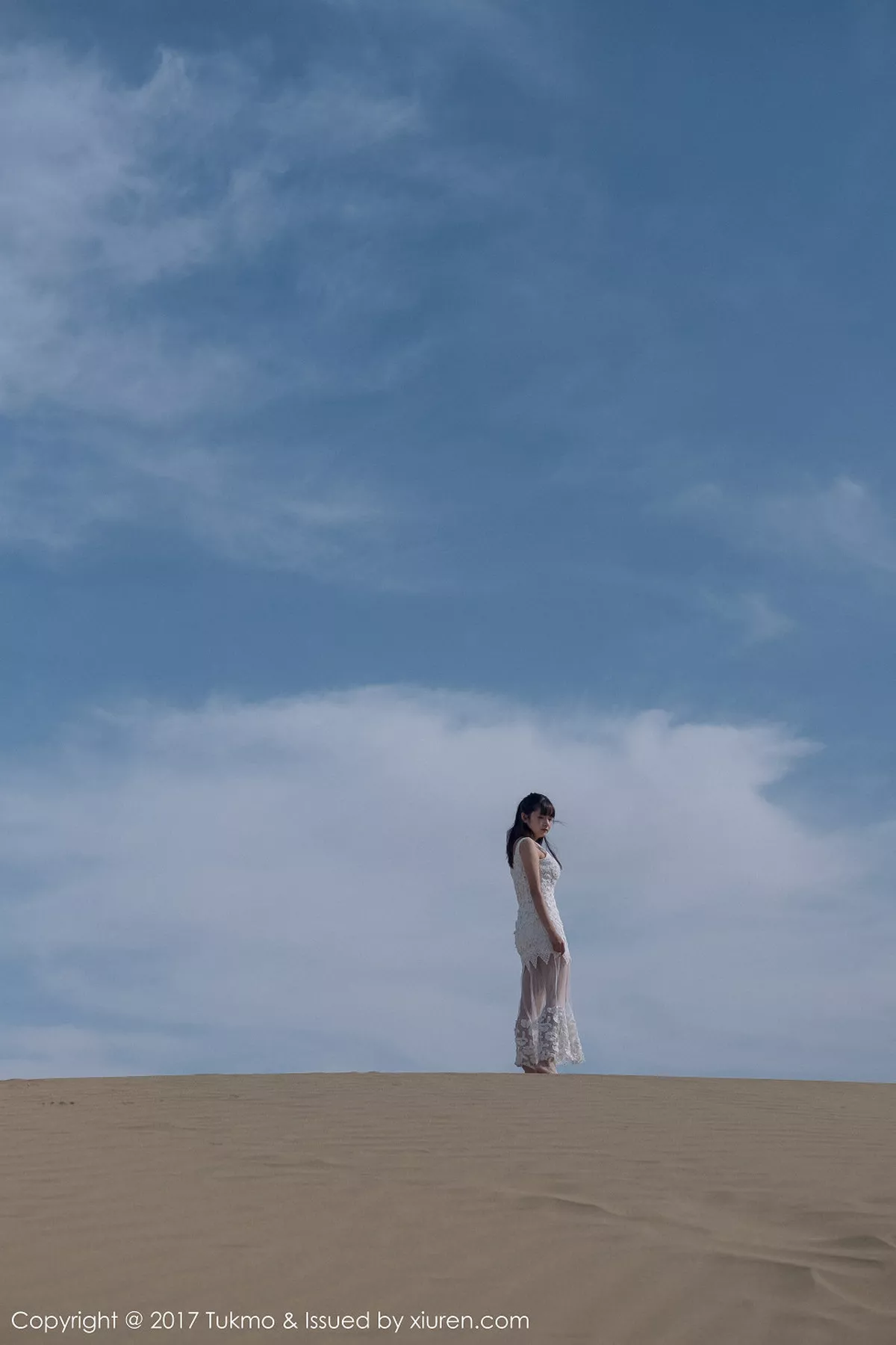 秀人集.com_[Tukmo兔几盟]Vol.103_嫩模球球沙漠之旅军大衣下的白衬衣黑色内衣完美身材写真42P