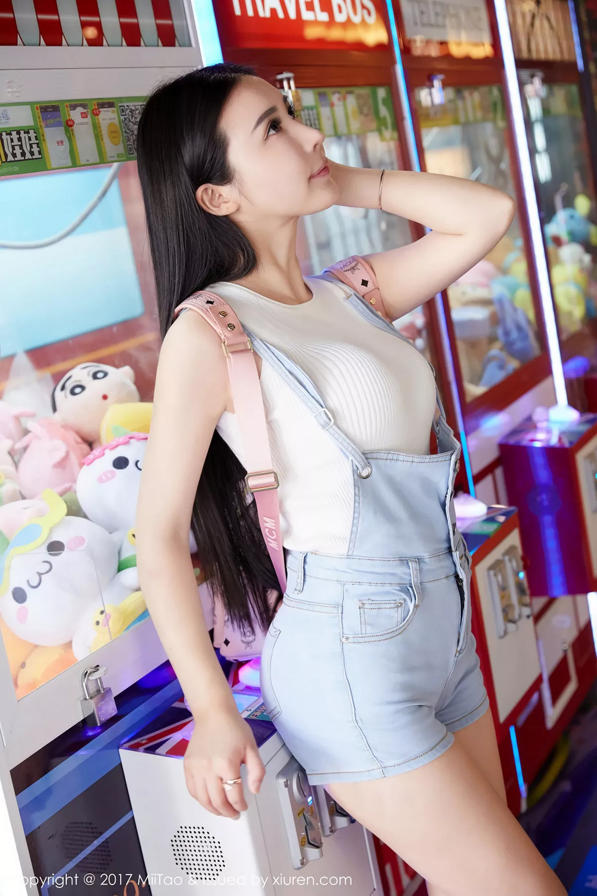 秀人集.com_[MiiTao蜜桃社]Vol.084_嫩模萱萱Cecilia白色低胸上衣配紧身牛仔裤秀完美曲线写真50P