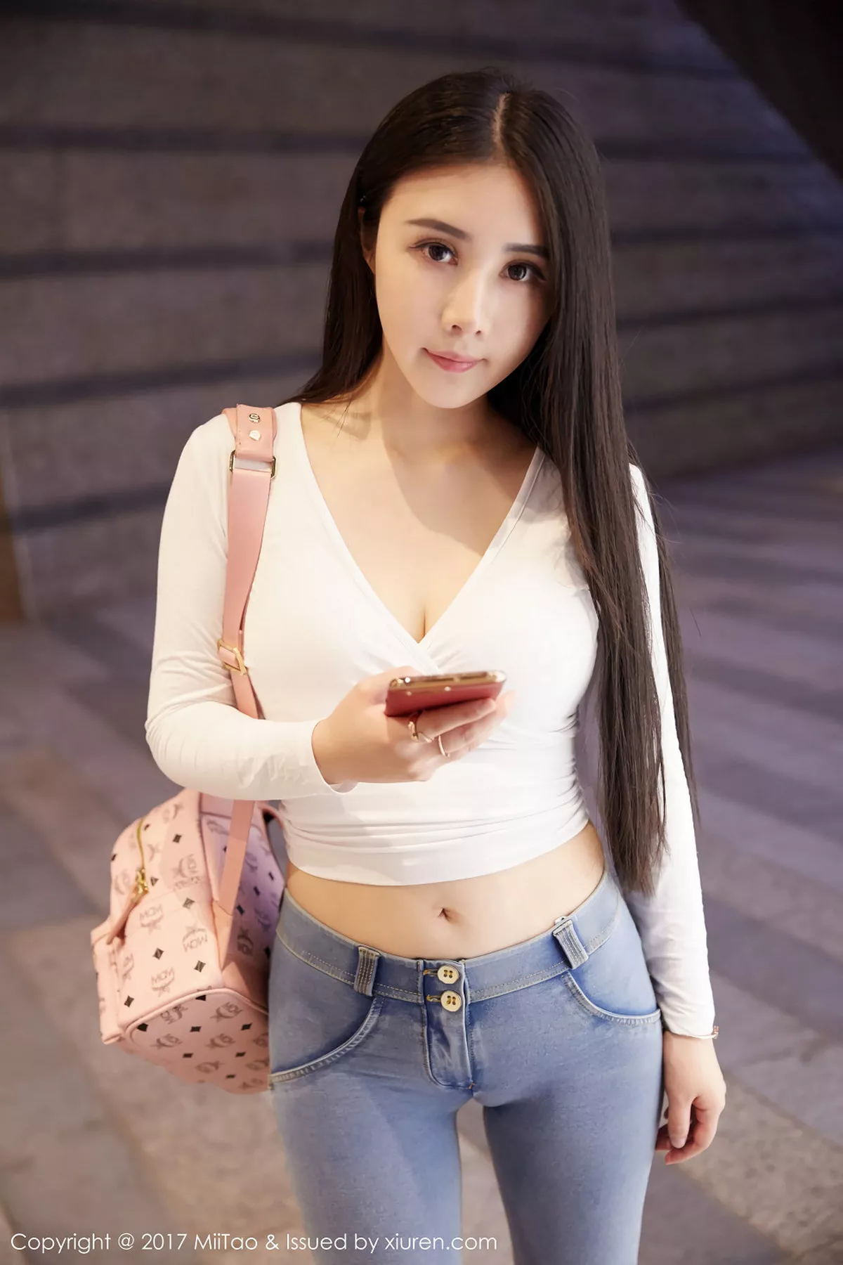 秀人集.com_[MiiTao蜜桃社]Vol.084_嫩模萱萱Cecilia白色低胸上衣配紧身牛仔裤秀完美曲线写真50P