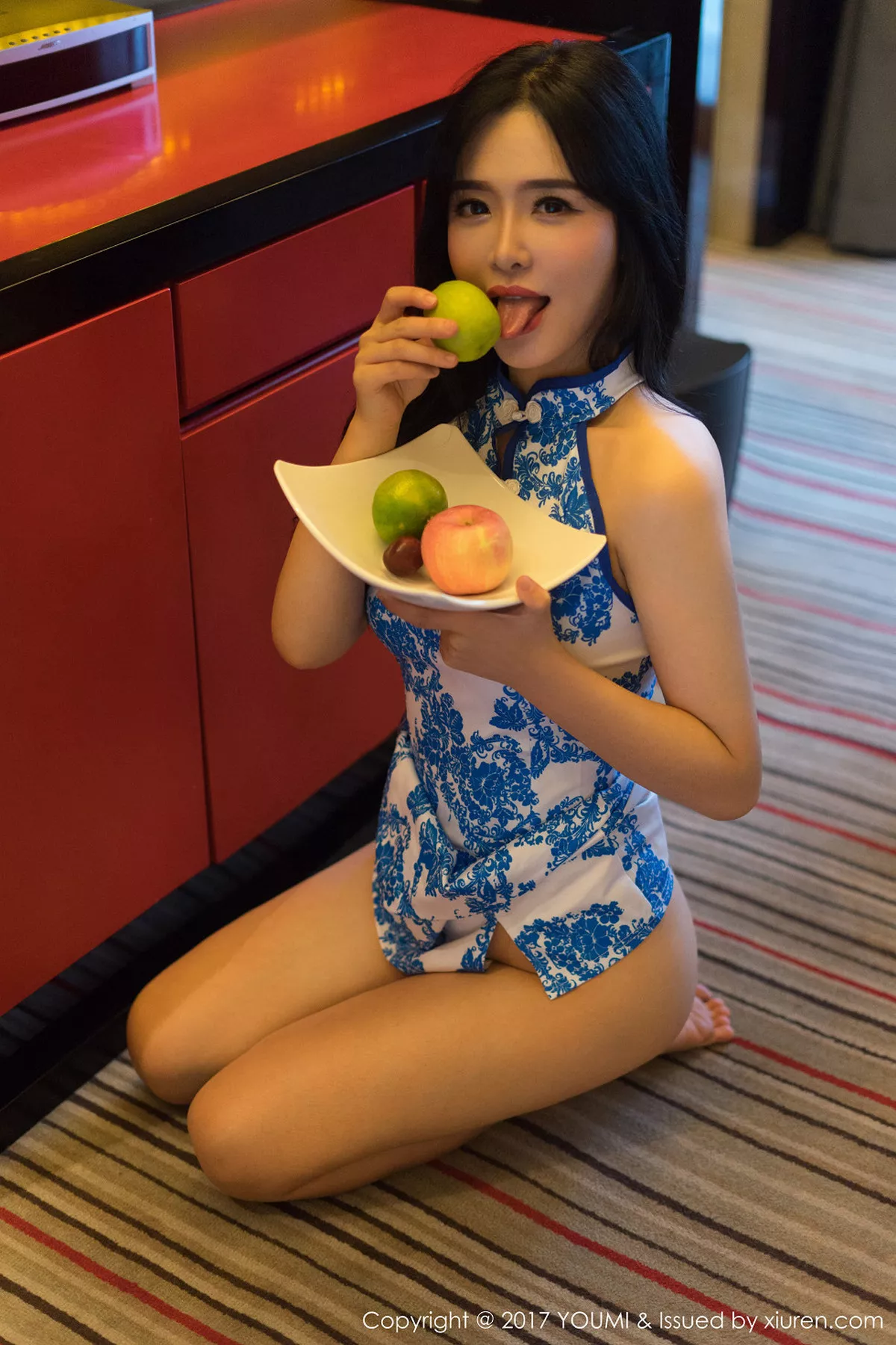 秀人集.com_[YouMi尤蜜荟]Vol.073_女神刘钰儿私房真空旗袍装半脱秀豪乳半球撩人诱惑写真40P