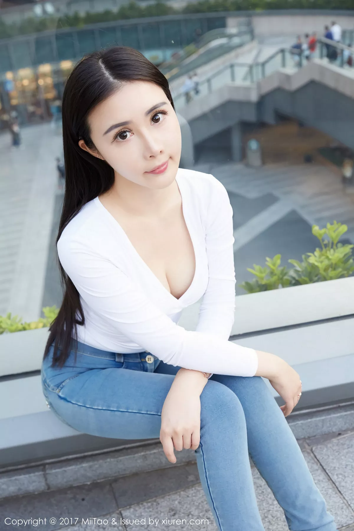 秀人集.com_[MiiTao蜜桃社]Vol.084_嫩模萱萱Cecilia白色低胸上衣配紧身牛仔裤秀完美曲线写真50P