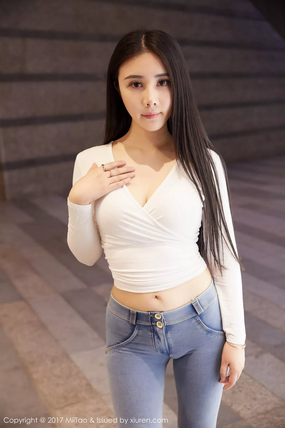 秀人集.com_[MiiTao蜜桃社]Vol.084_嫩模萱萱Cecilia白色低胸上衣配紧身牛仔裤秀完美曲线写真50P