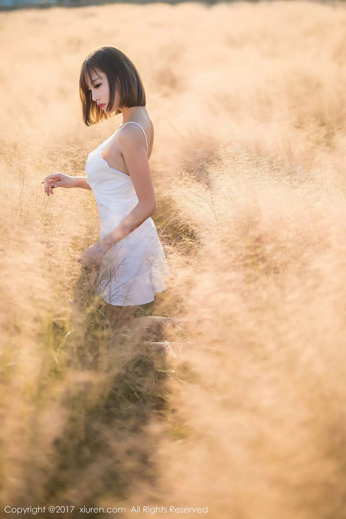 秀人集.com_[XiuRen秀人网]No.847_甜美女神杨晨晨户外花丛中白色蕾丝内衣秀完美身材性感写真50P