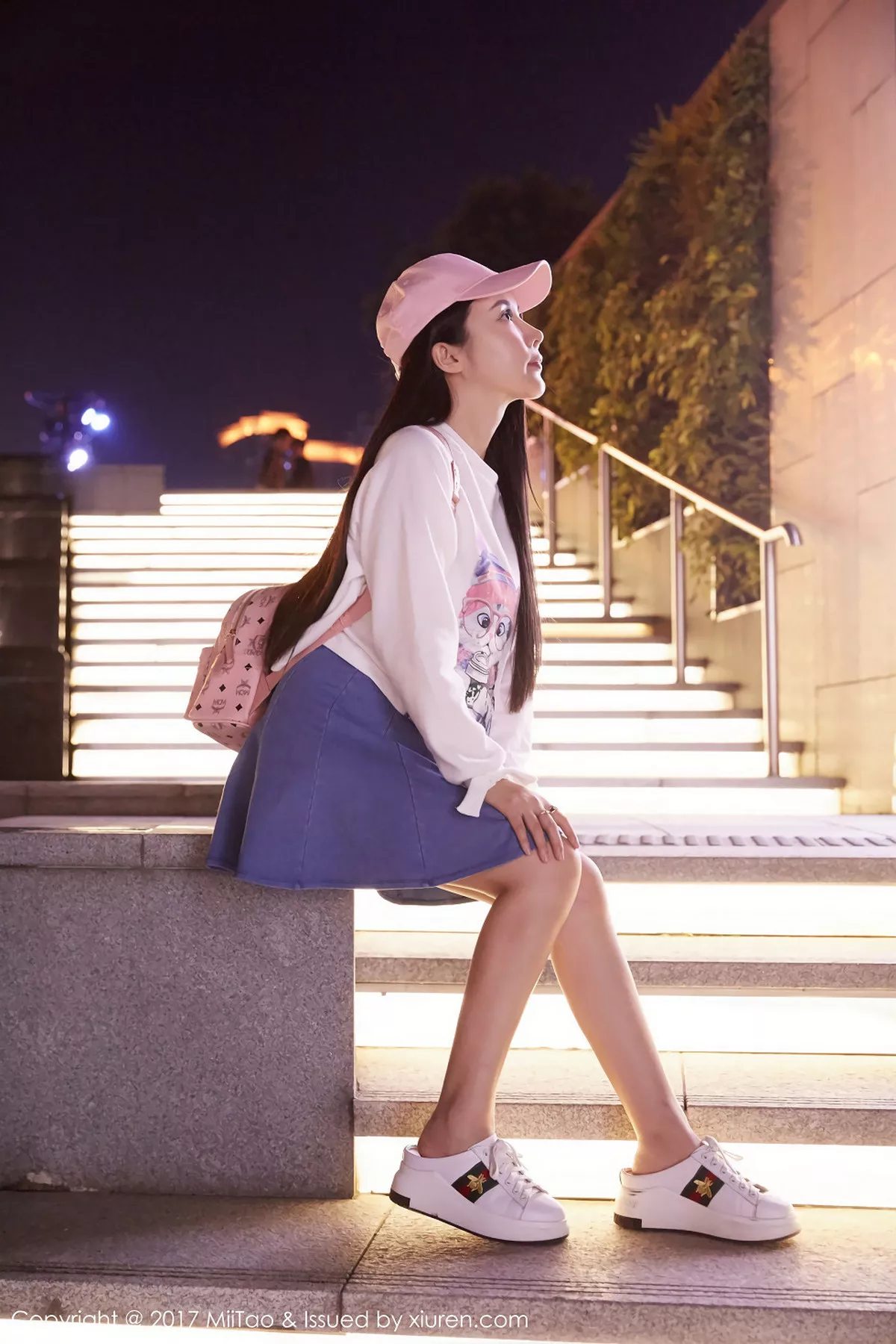 秀人集.com_[MiiTao蜜桃社]Vol.084_嫩模萱萱Cecilia白色低胸上衣配紧身牛仔裤秀完美曲线写真50P