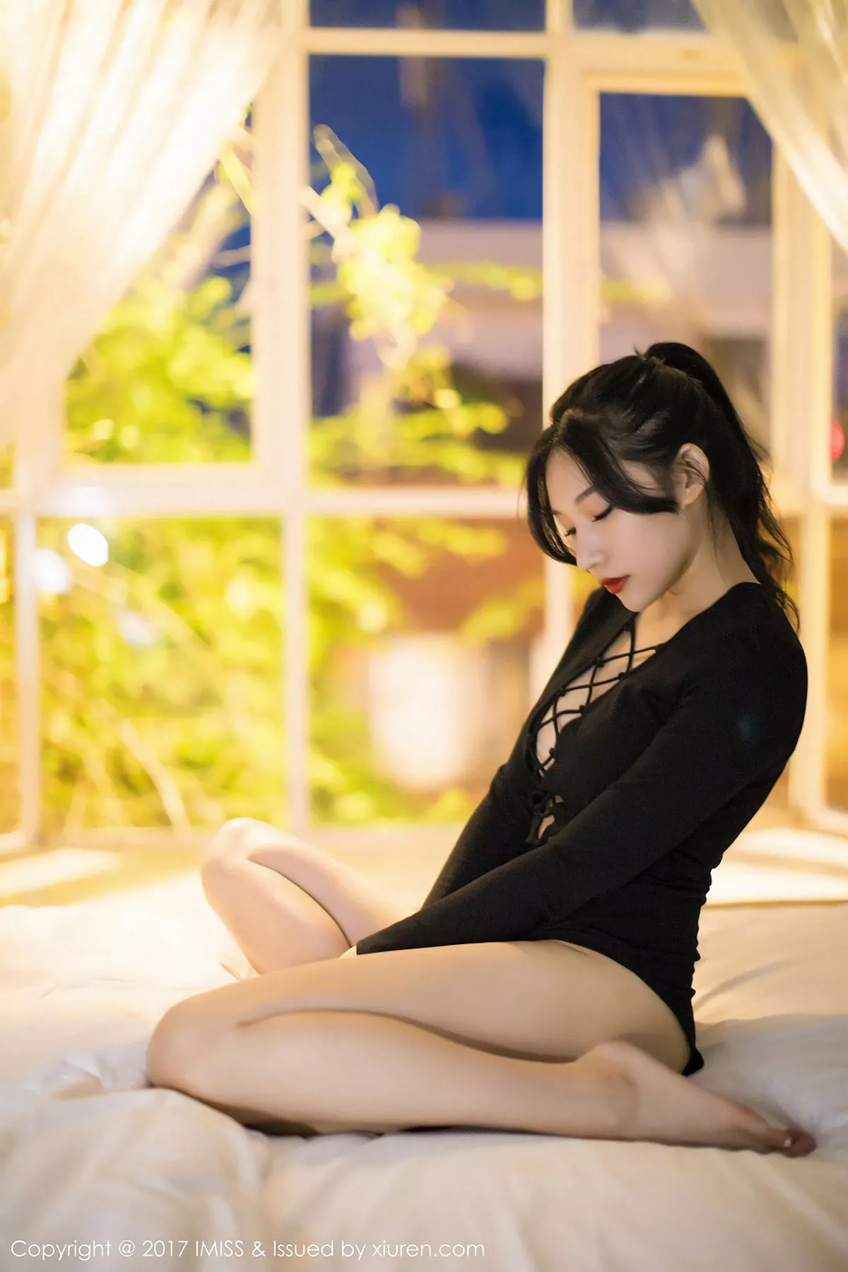 秀人集.com_[IMISS爱蜜社]Vol.194_嫩模小狐狸Sica黑色情趣睡衣加黑色高叉开胸衣完美诱惑写真51P