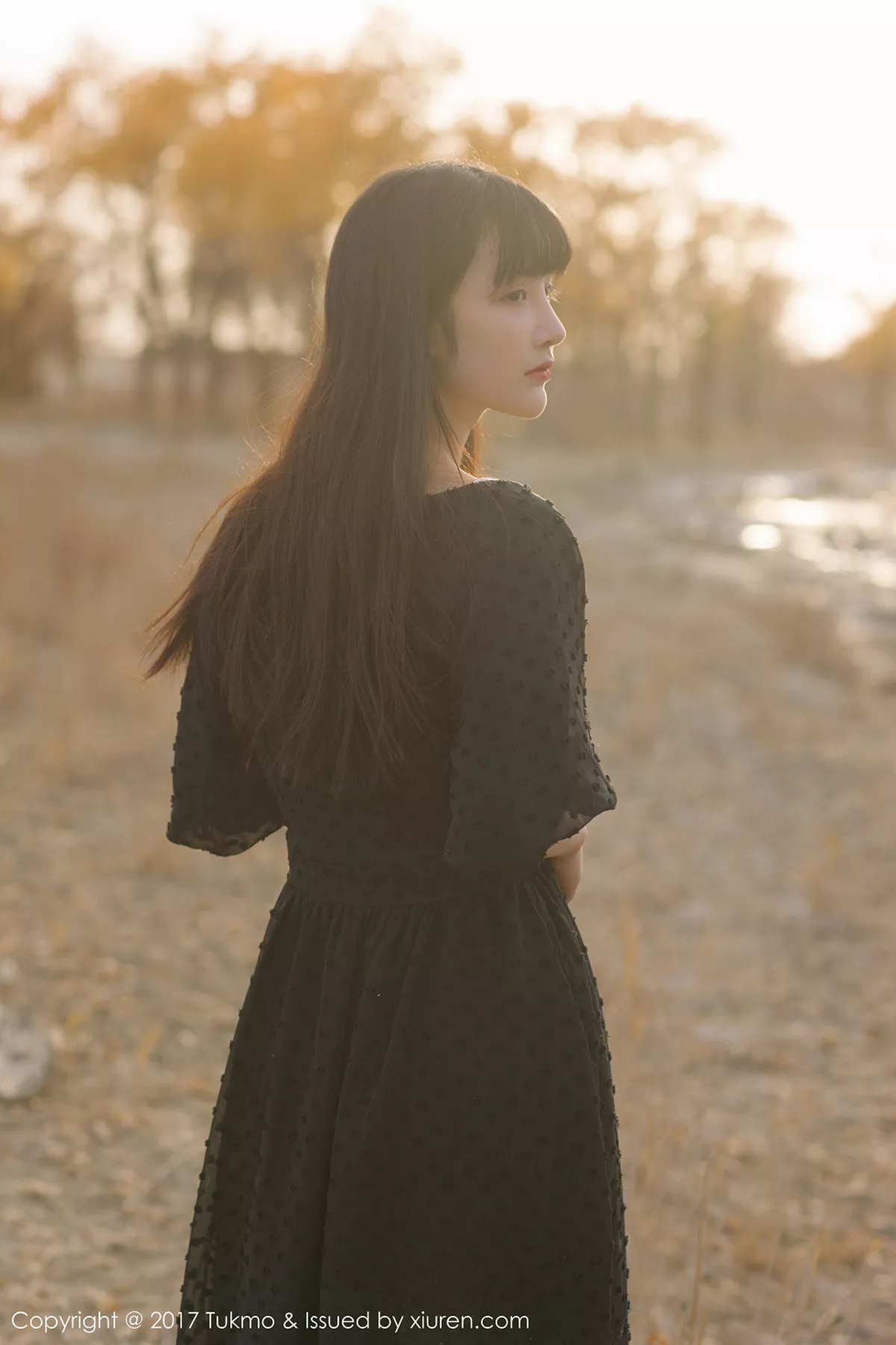 秀人集.com_[Tukmo兔几盟]Vol.104_美女主播之应沙漠旅拍清新连身裙系列唯美迷人写真40P