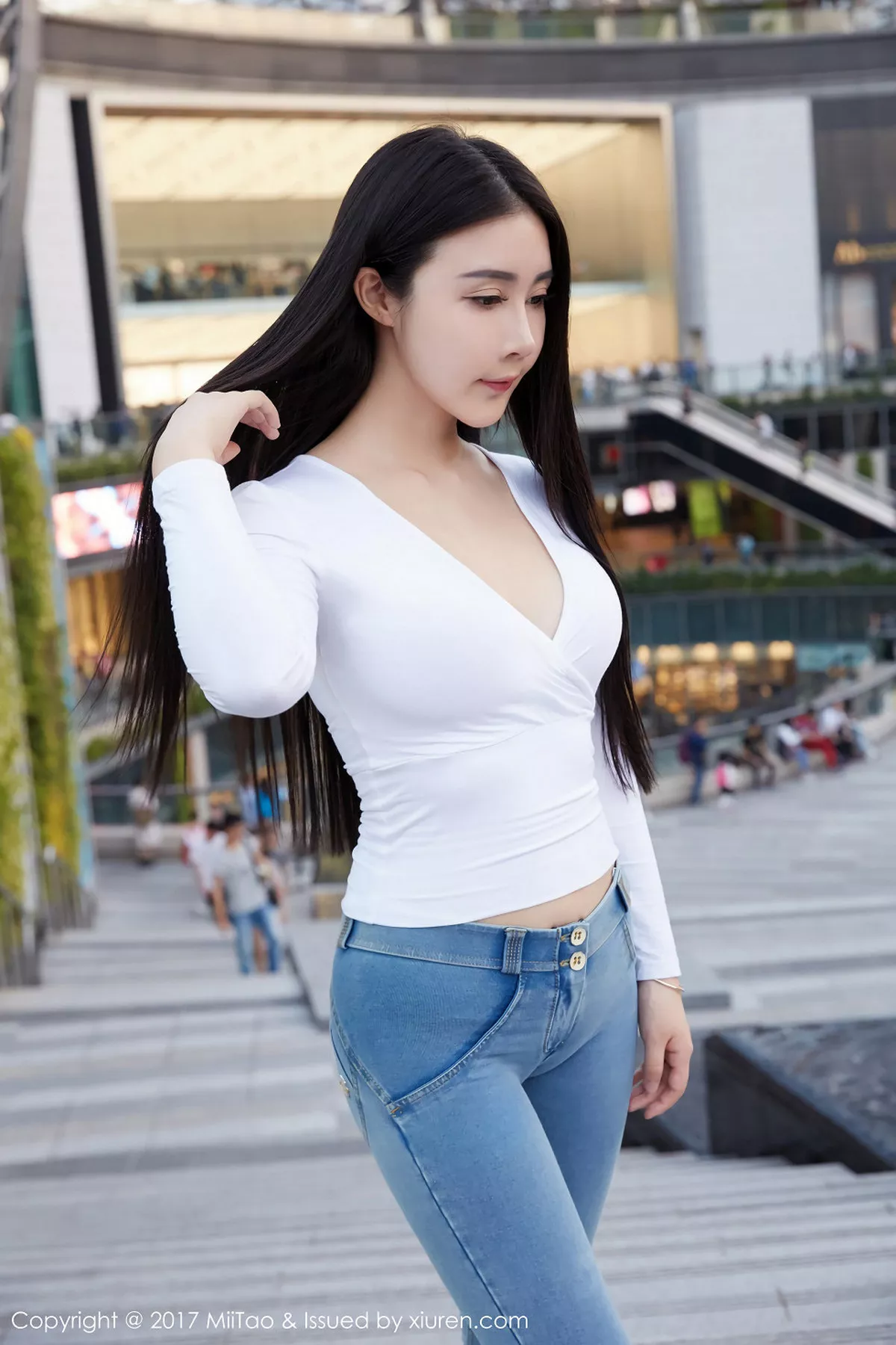 秀人集.com_[MiiTao蜜桃社]Vol.084_嫩模萱萱Cecilia白色低胸上衣配紧身牛仔裤秀完美曲线写真50P