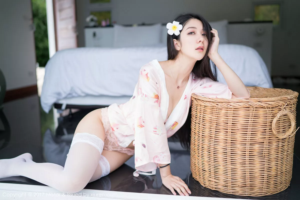 秀人集.com_[MiStar魅妍社]Vol.195_嫩模小热巴甲米旅拍粉色蕾丝内裤配蕾丝边白丝袜诱惑写真50P