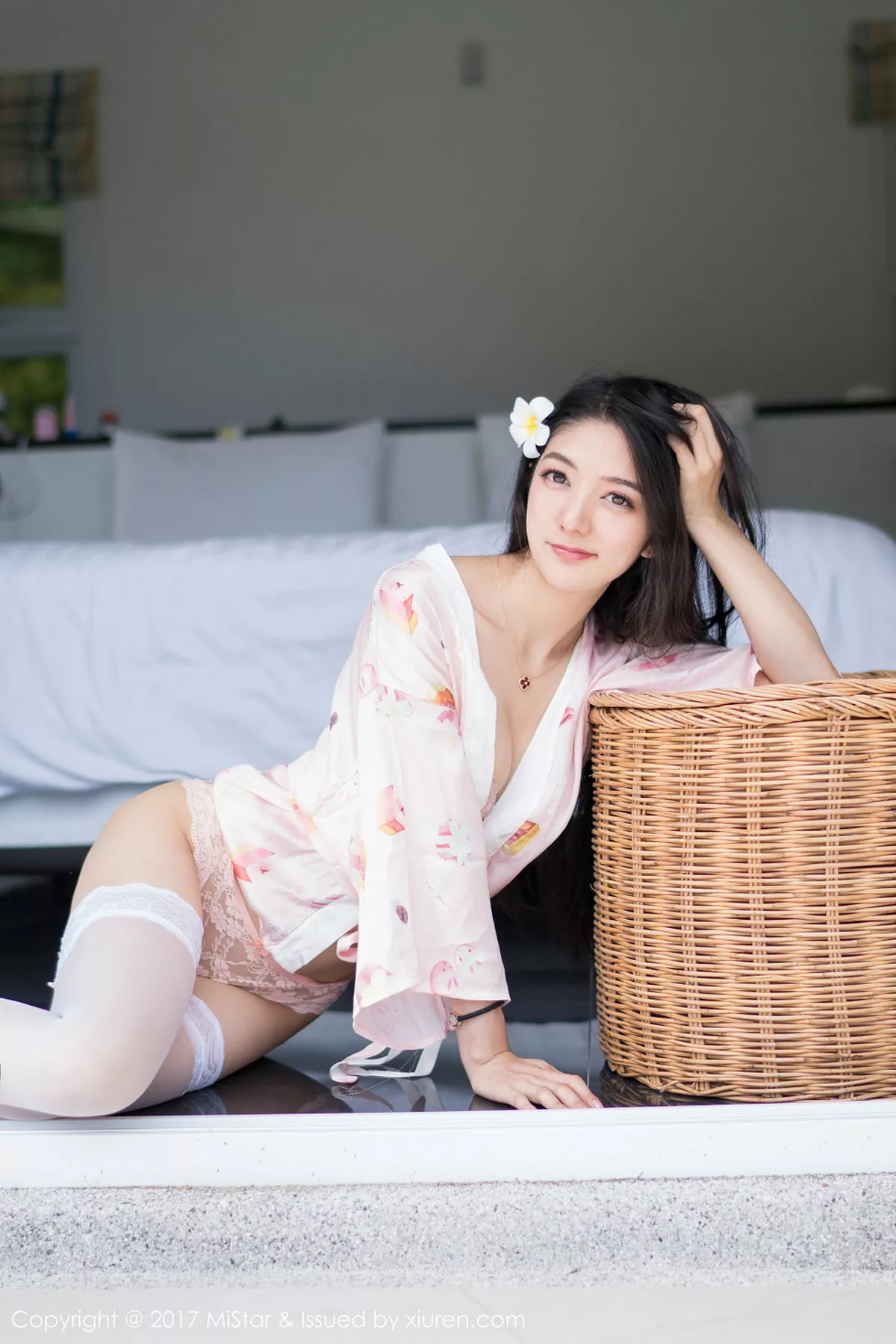秀人集.com_[MiStar魅妍社]Vol.195_嫩模小热巴甲米旅拍粉色蕾丝内裤配蕾丝边白丝袜诱惑写真50P
