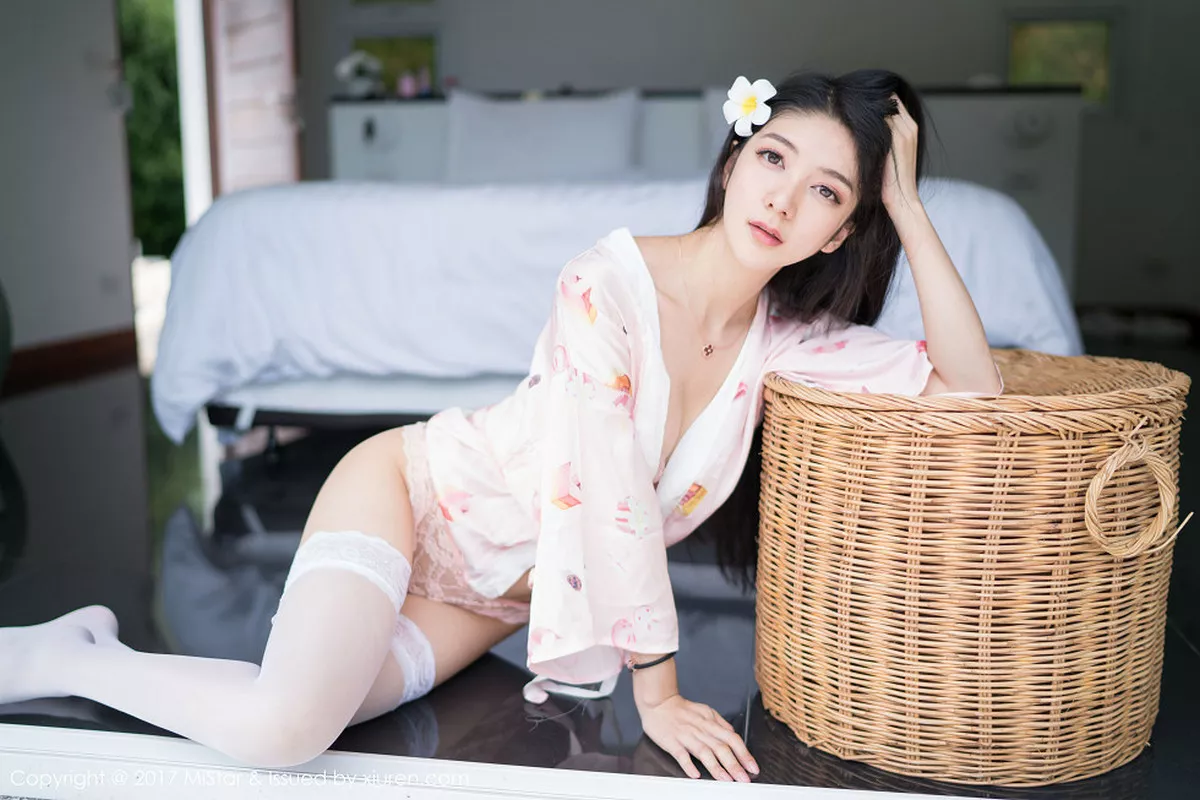 秀人集.com_[MiStar魅妍社]Vol.195_嫩模小热巴甲米旅拍粉色蕾丝内裤配蕾丝边白丝袜诱惑写真50P