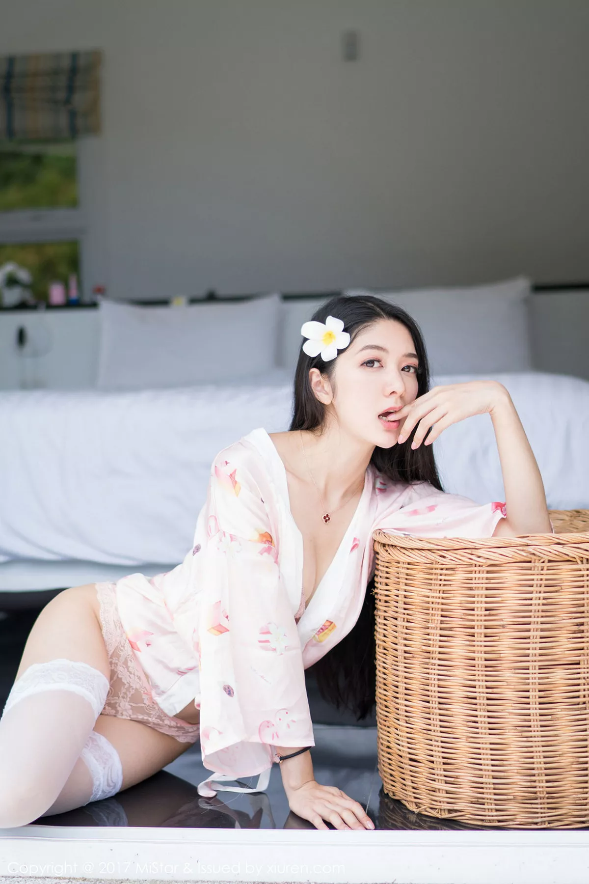 秀人集.com_[MiStar魅妍社]Vol.195_嫩模小热巴甲米旅拍粉色蕾丝内裤配蕾丝边白丝袜诱惑写真50P