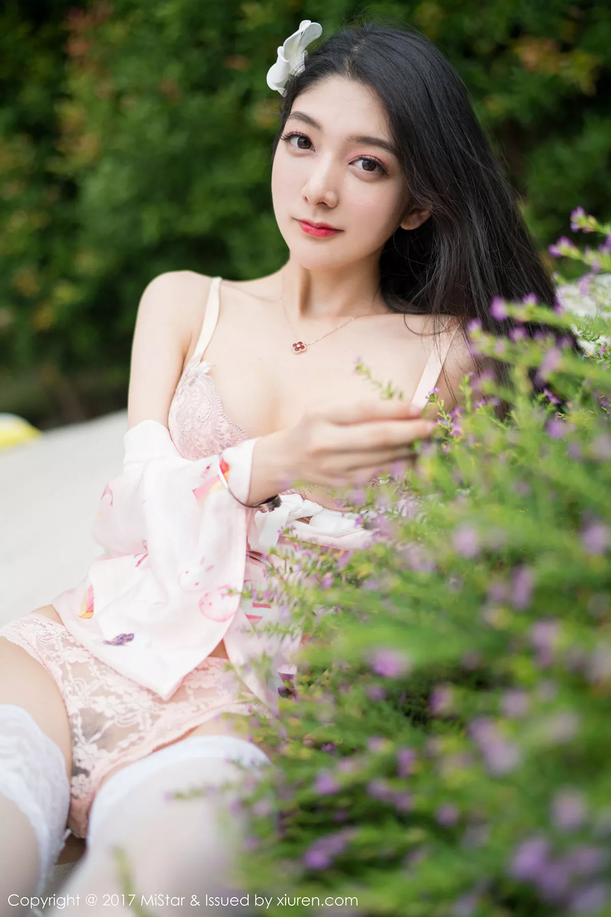 秀人集.com_[MiStar魅妍社]Vol.195_嫩模小热巴甲米旅拍粉色蕾丝内裤配蕾丝边白丝袜诱惑写真50P