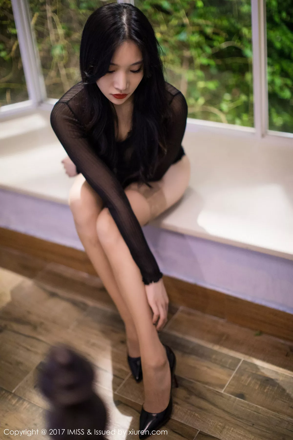 秀人集.com_[IMISS爱蜜社]Vol.206_嫩模小狐狸Sica黑色半透上衣配纯色丝袜秀性感美腿写真37P