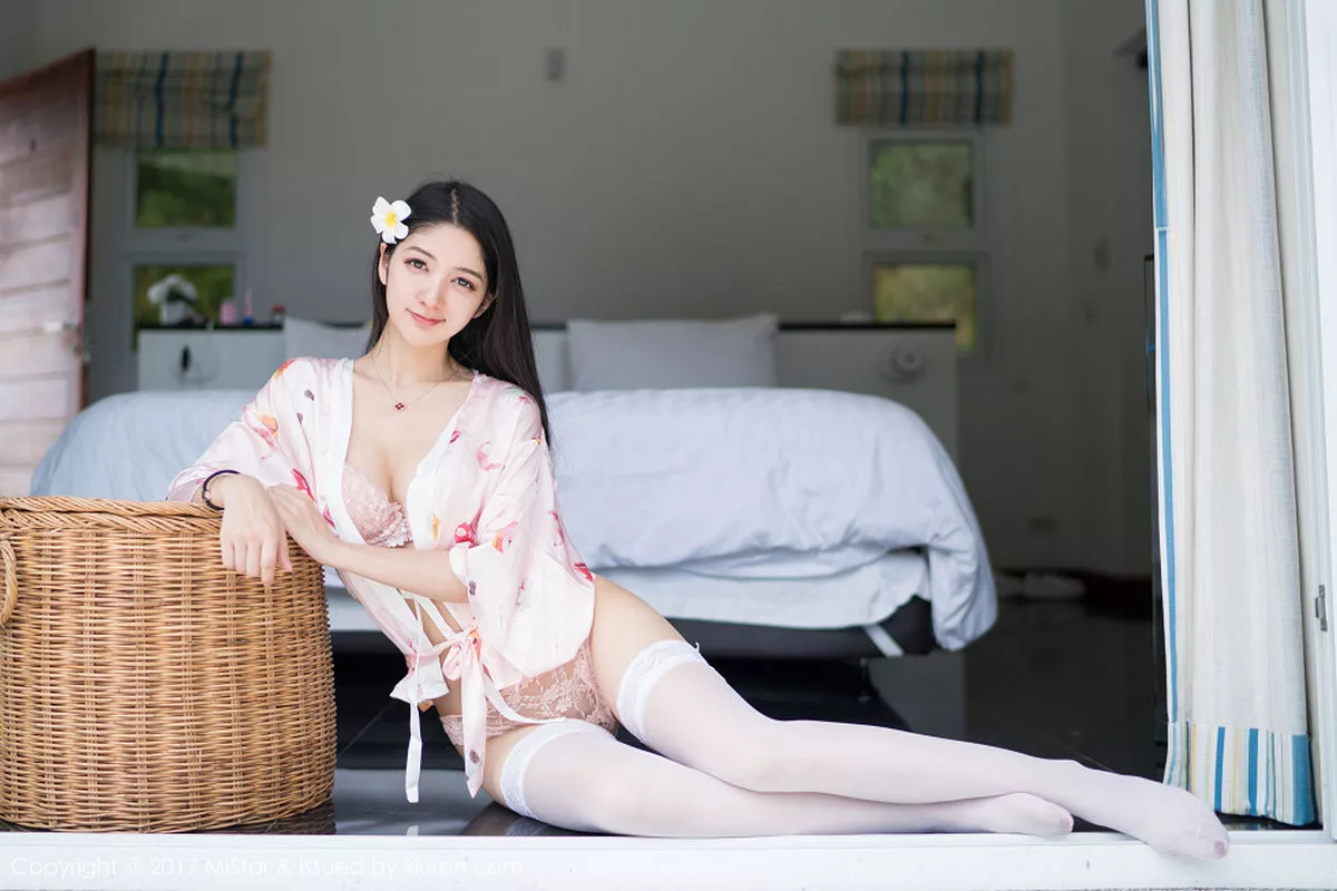 秀人集.com_[MiStar魅妍社]Vol.195_嫩模小热巴甲米旅拍粉色蕾丝内裤配蕾丝边白丝袜诱惑写真50P