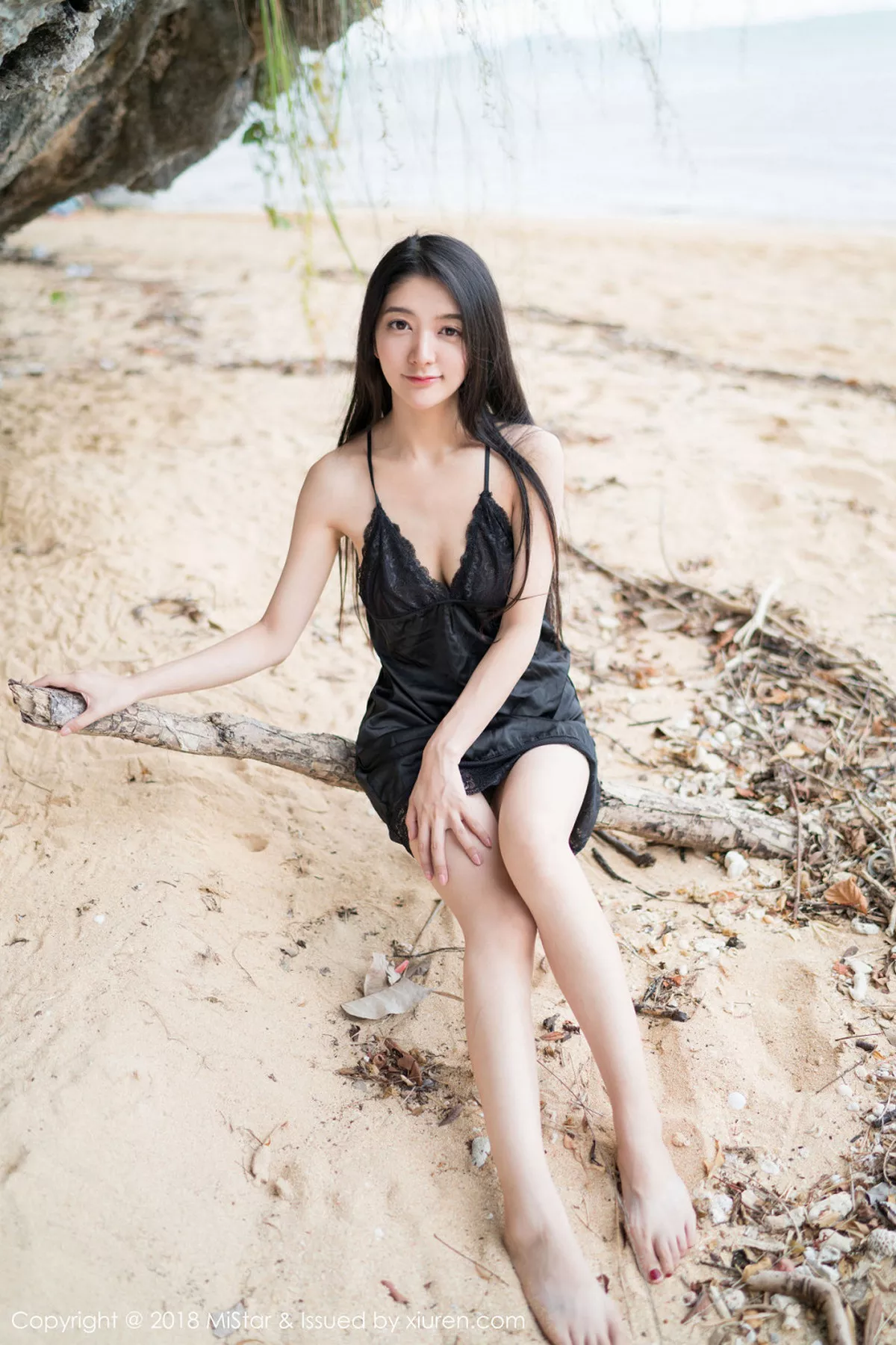 秀人集.com_[MiStar魅妍社]Vol.207_嫩模小热巴甲米旅拍沙滩上开胸毛衣+黑色蕾丝睡裙诱惑写真40P
