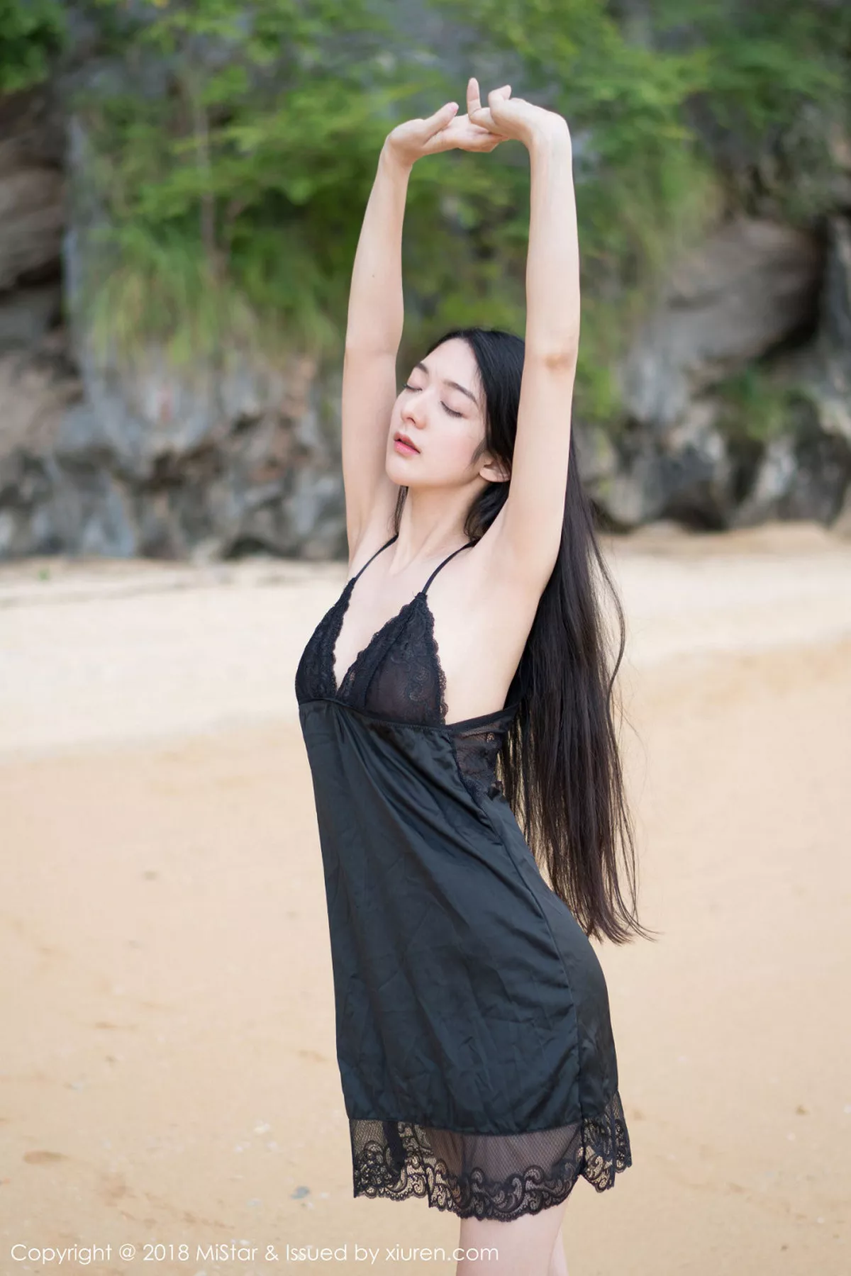 秀人集.com_[MiStar魅妍社]Vol.207_嫩模小热巴甲米旅拍沙滩上开胸毛衣+黑色蕾丝睡裙诱惑写真40P