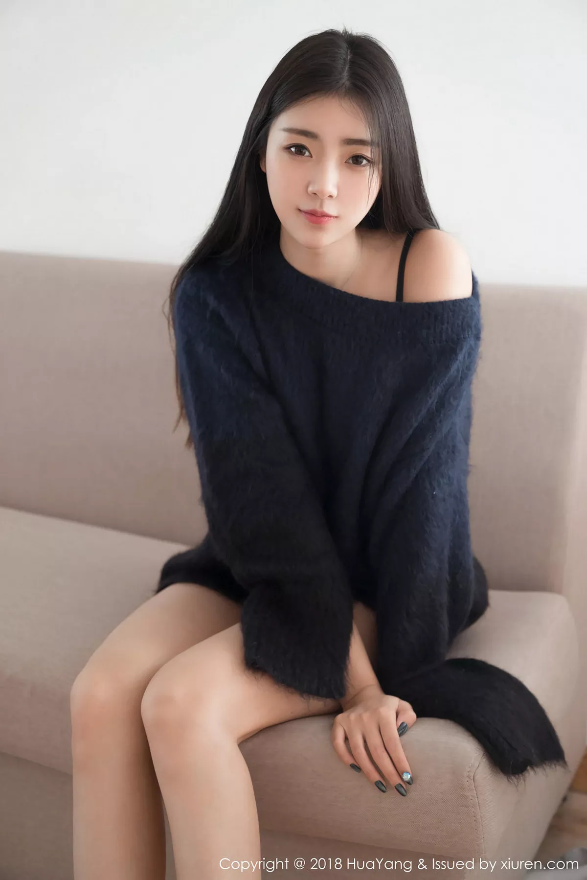 秀人集.com_[HuaYang花漾]Vol.027_嫩模可乐Vicky泰国旅拍居家床上性感白衬衣迷人写真30P