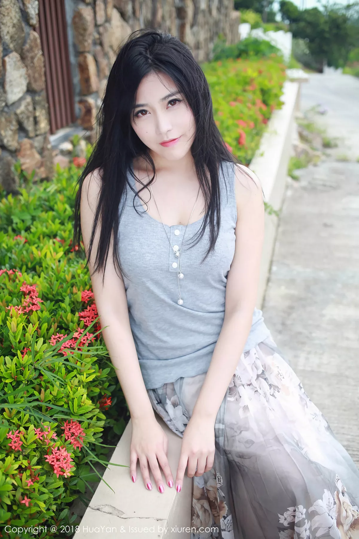 秀人集.com_[HuaYan花の颜]Vol.054_嫩模许诺Sabrina苏梅岛旅拍灰色吊带背心清新迷人写真30P