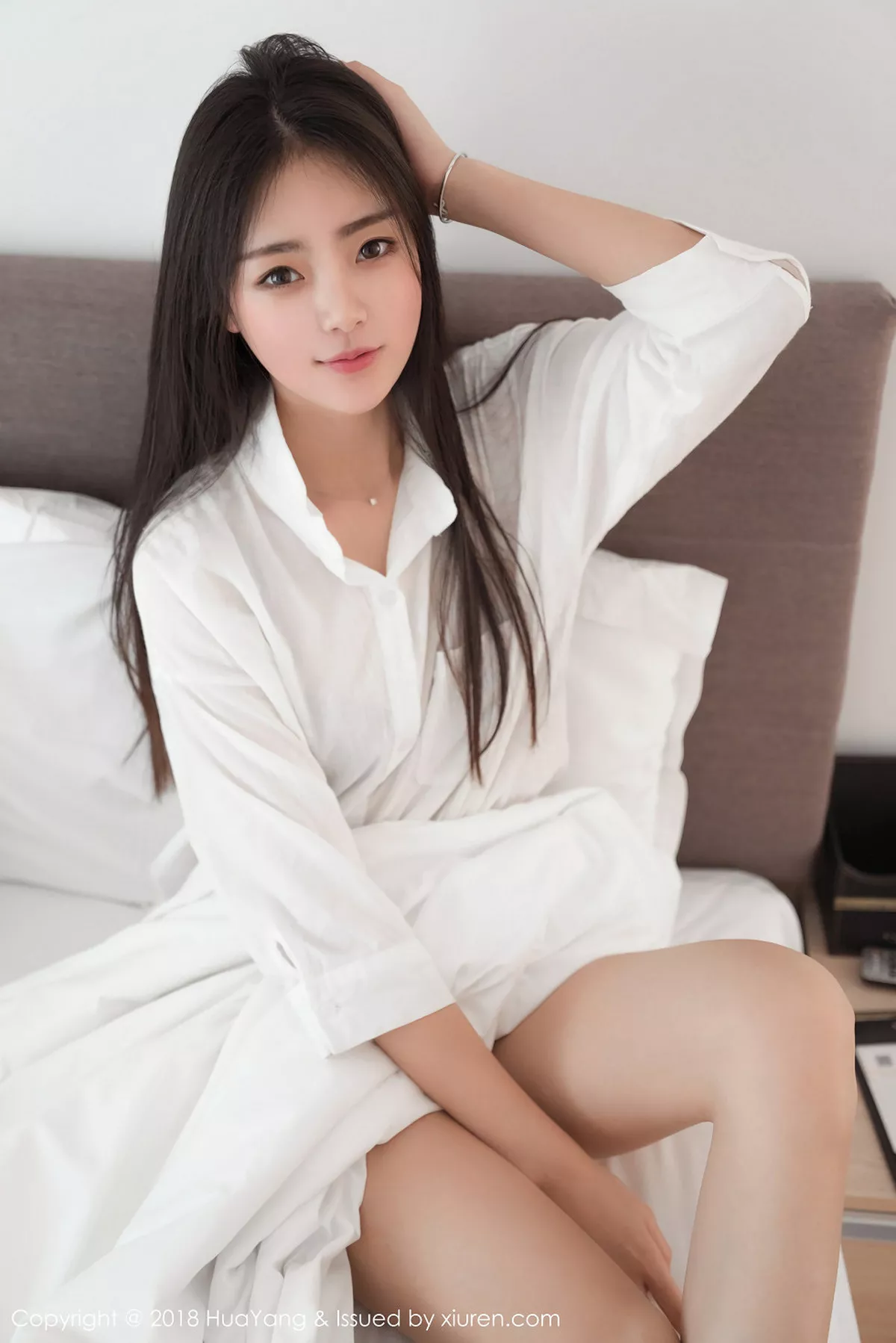 秀人集.com_[HuaYang花漾]Vol.027_嫩模可乐Vicky泰国旅拍居家床上性感白衬衣迷人写真30P