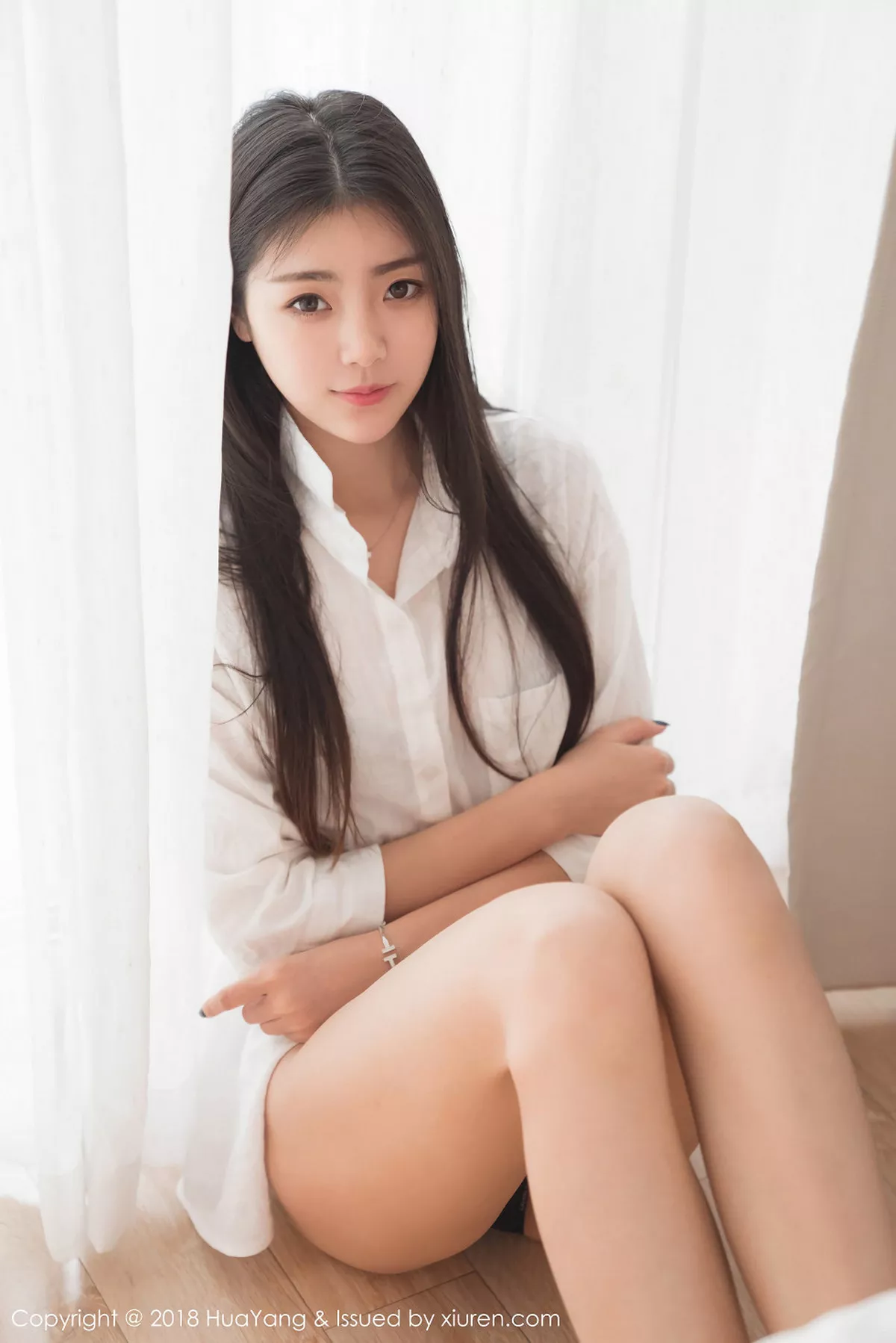 秀人集.com_[HuaYang花漾]Vol.027_嫩模可乐Vicky泰国旅拍居家床上性感白衬衣迷人写真30P