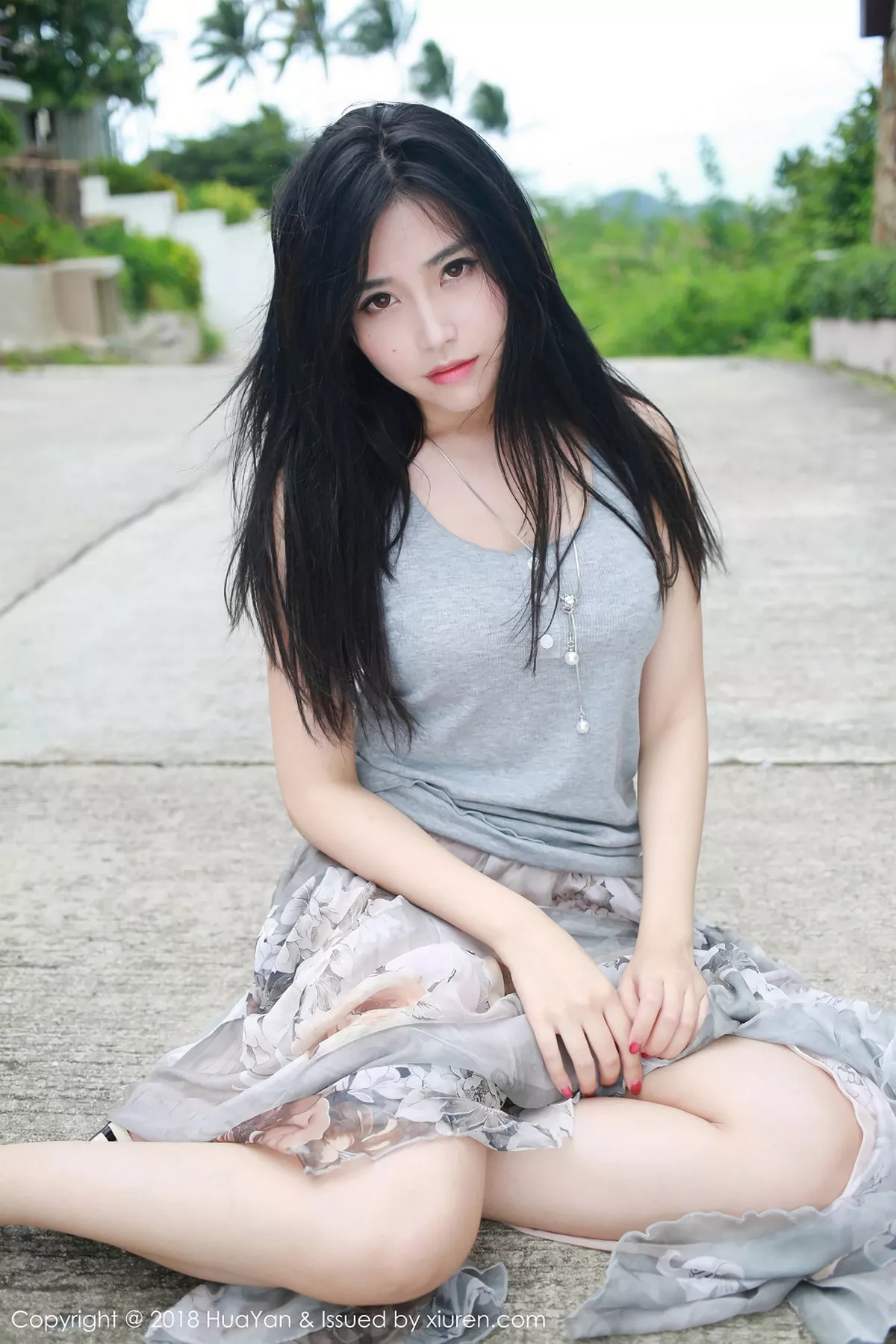 秀人集.com_[HuaYan花の颜]Vol.054_嫩模许诺Sabrina苏梅岛旅拍灰色吊带背心清新迷人写真30P
