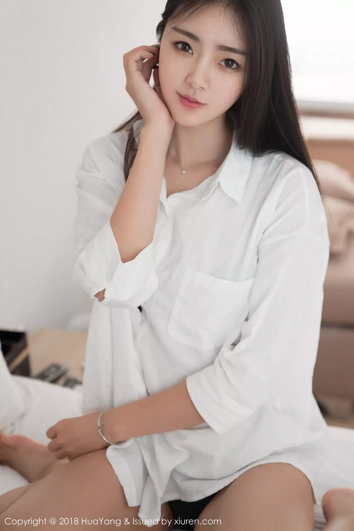 秀人集.com_[HuaYang花漾]Vol.027_嫩模可乐Vicky泰国旅拍居家床上性感白衬衣迷人写真30P