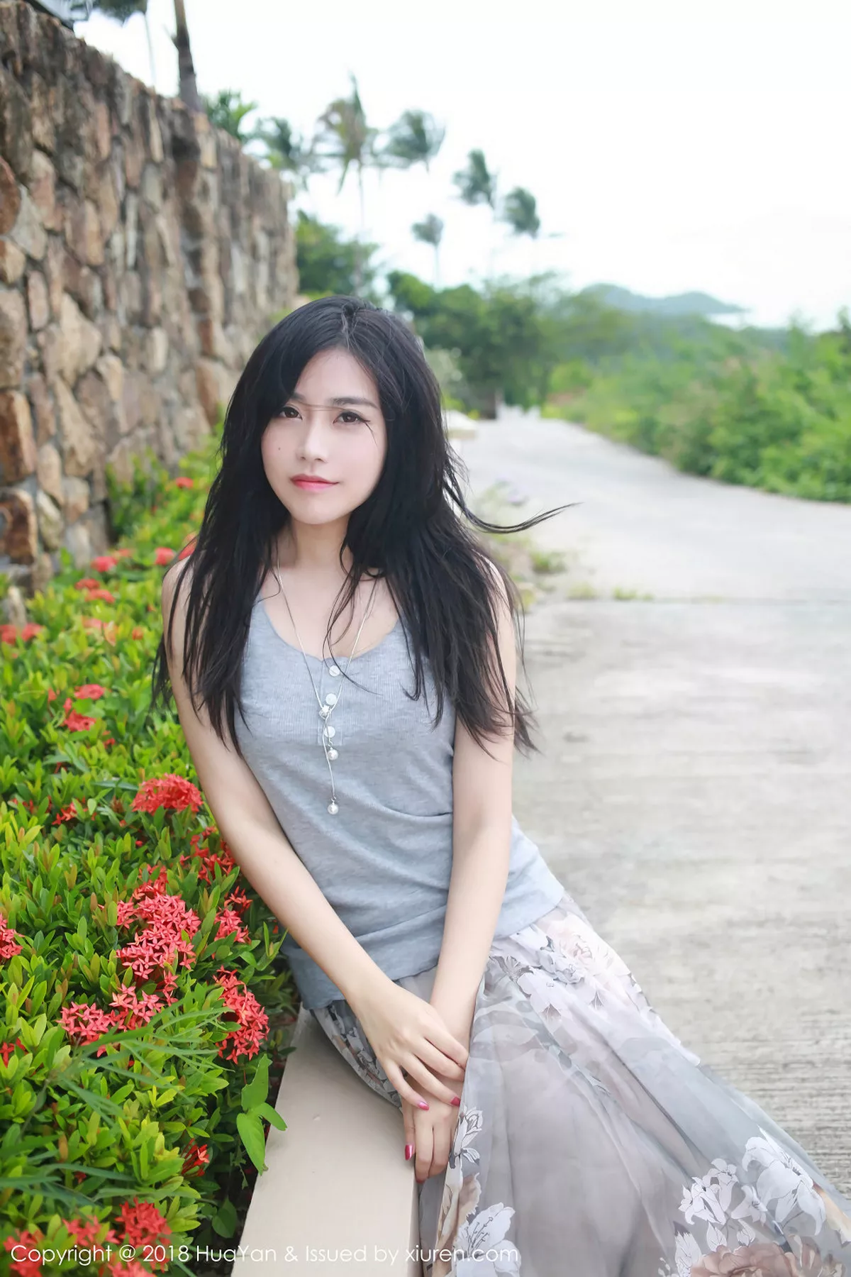 秀人集.com_[HuaYan花の颜]Vol.054_嫩模许诺Sabrina苏梅岛旅拍灰色吊带背心清新迷人写真30P
