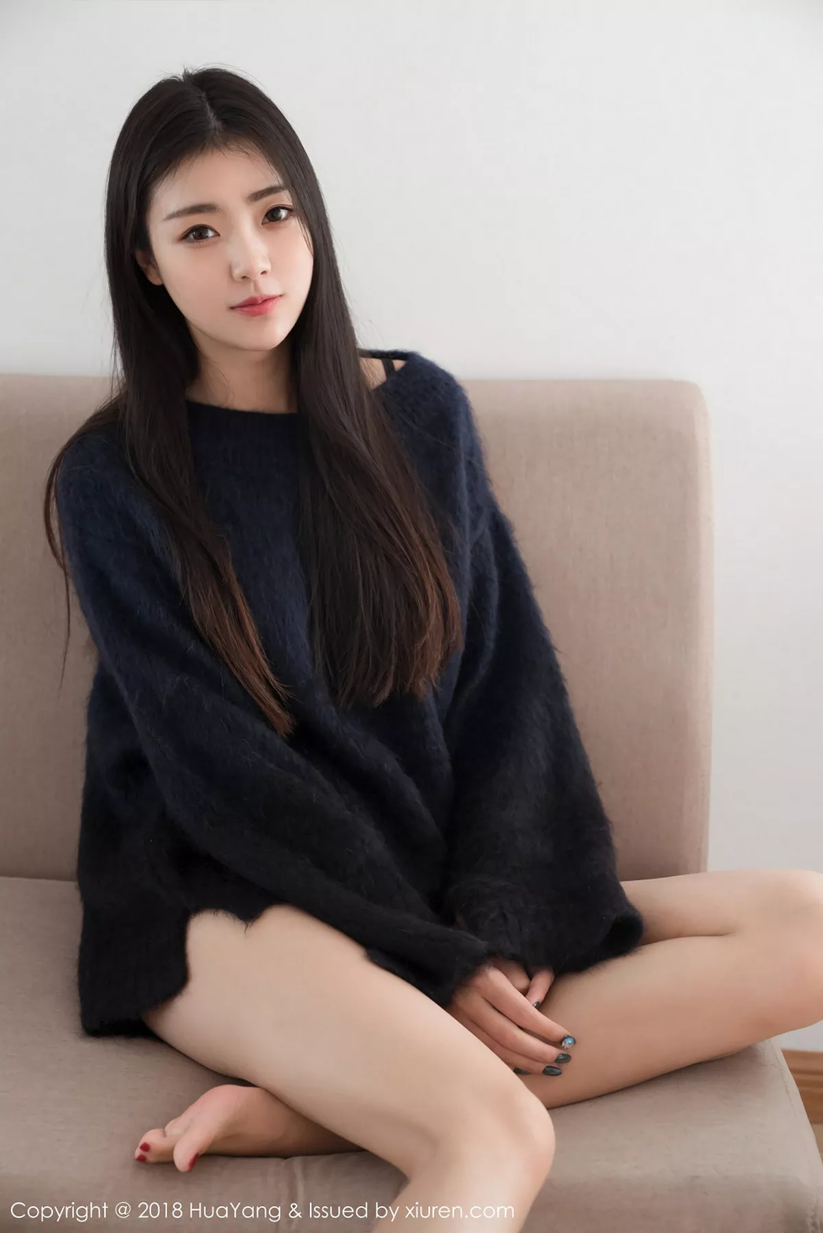 秀人集.com_[HuaYang花漾]Vol.027_嫩模可乐Vicky泰国旅拍居家床上性感白衬衣迷人写真30P