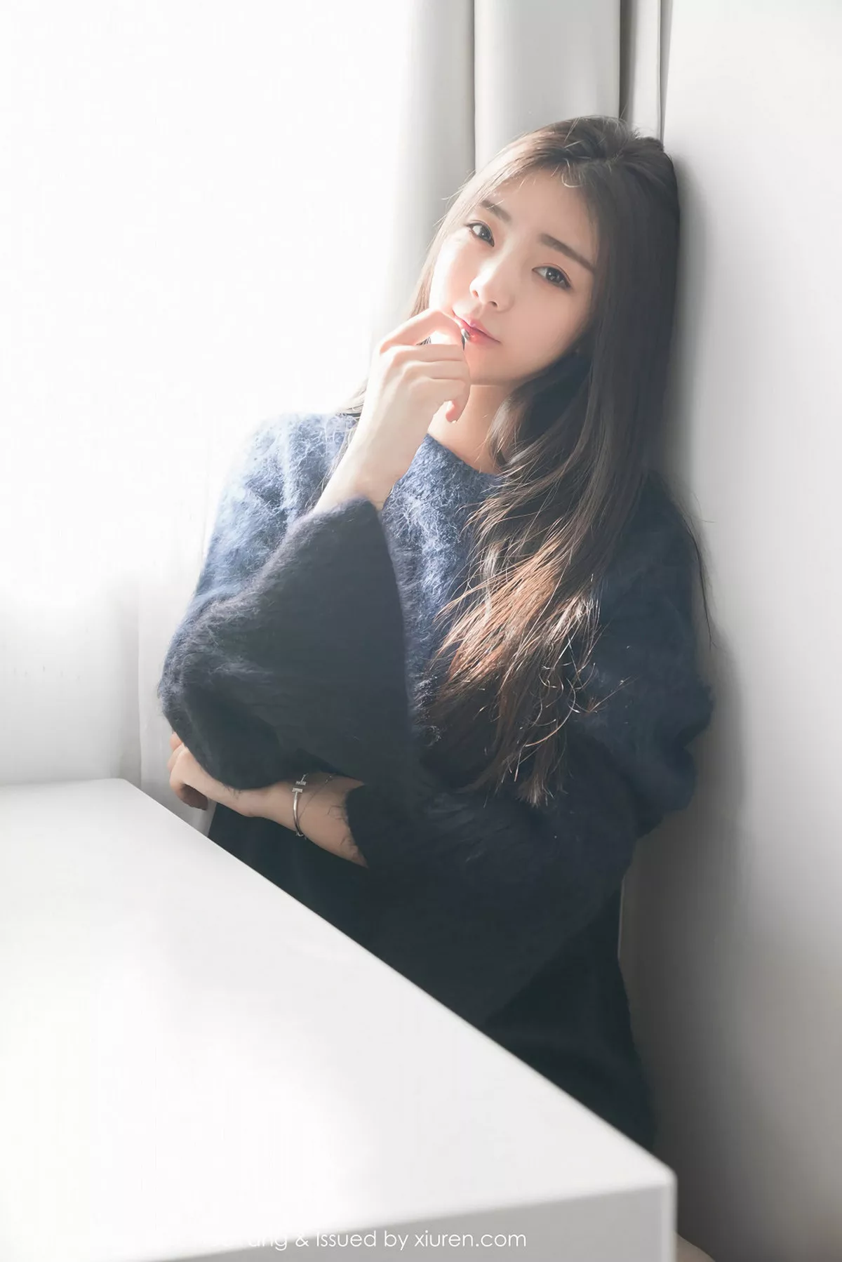 秀人集.com_[HuaYang花漾]Vol.027_嫩模可乐Vicky泰国旅拍居家床上性感白衬衣迷人写真30P