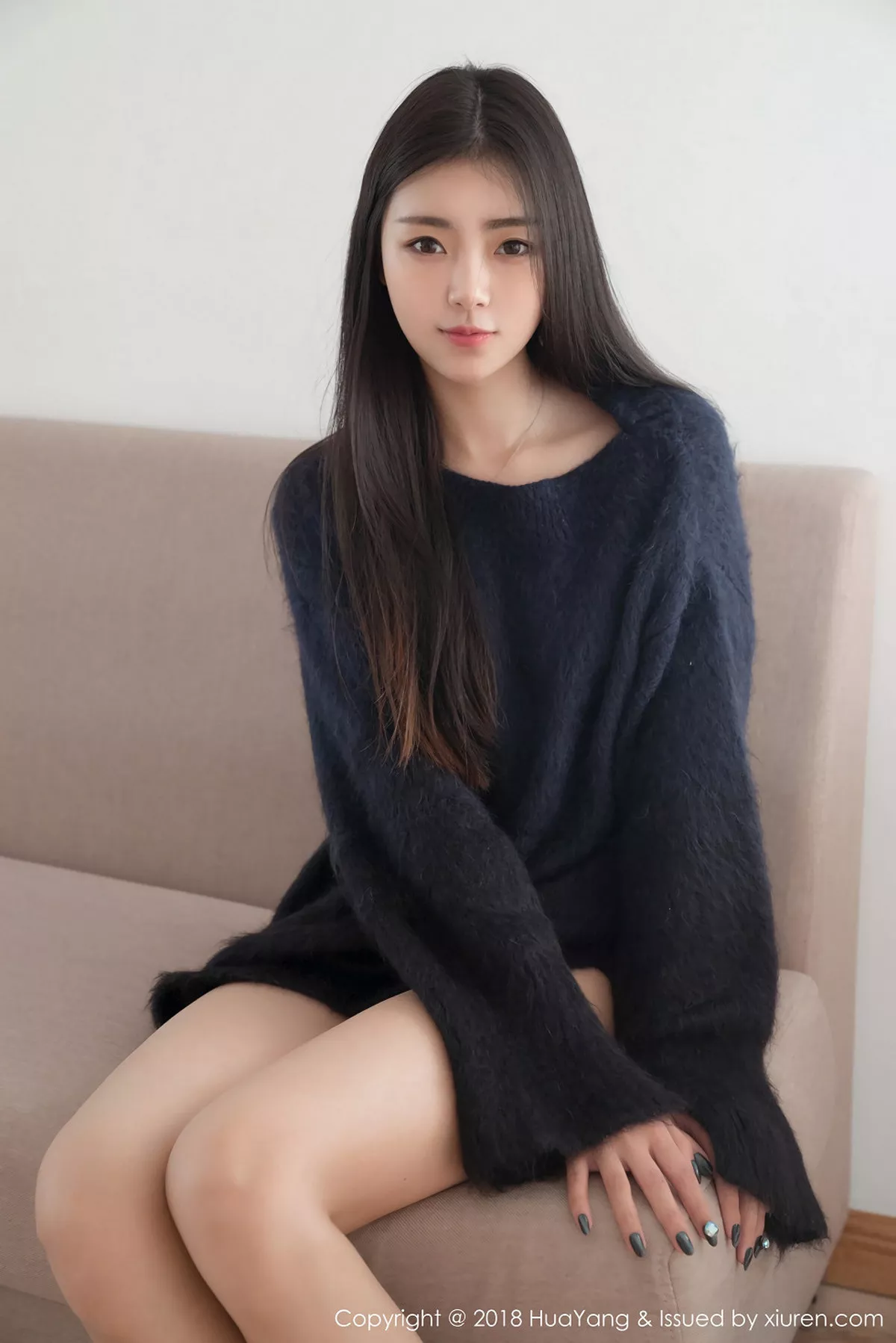 秀人集.com_[HuaYang花漾]Vol.027_嫩模可乐Vicky泰国旅拍居家床上性感白衬衣迷人写真30P