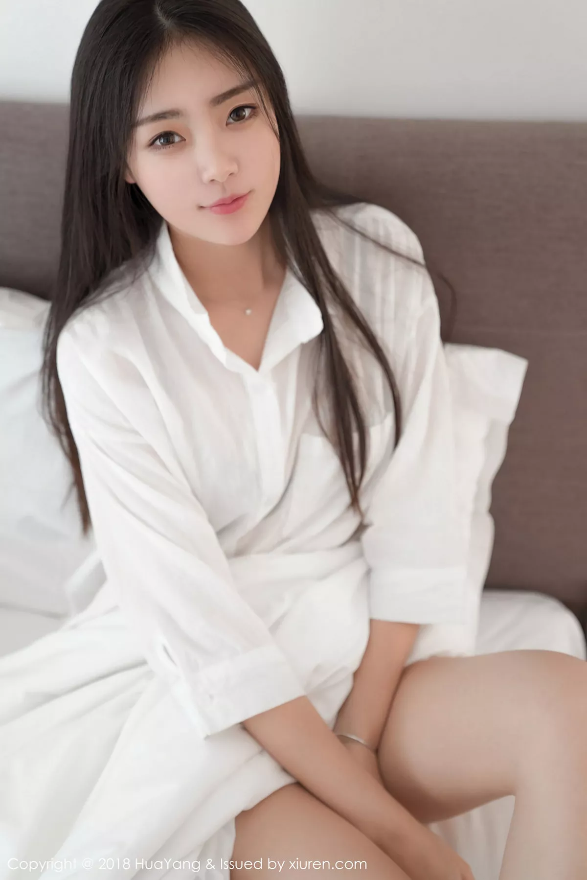 秀人集.com_[HuaYang花漾]Vol.027_嫩模可乐Vicky泰国旅拍居家床上性感白衬衣迷人写真30P