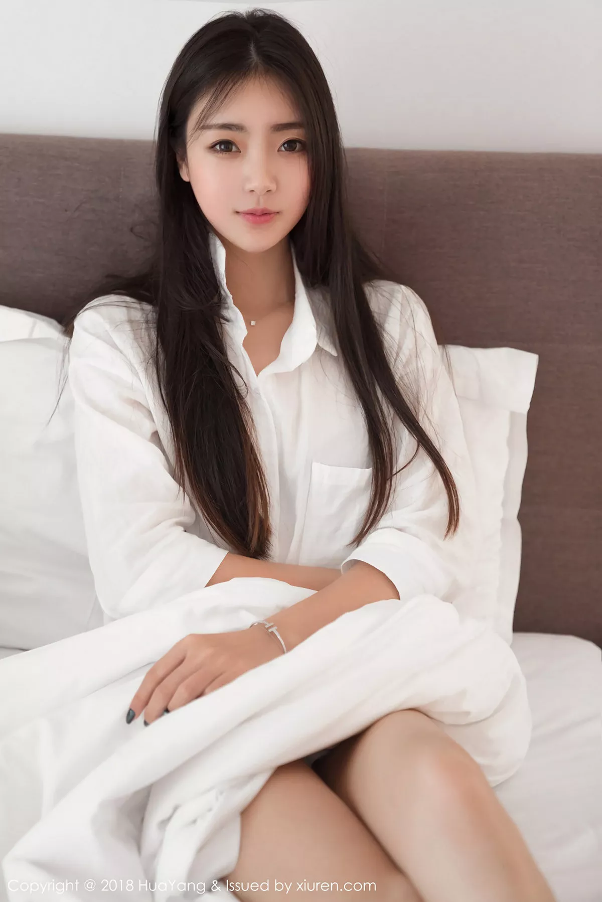 秀人集.com_[HuaYang花漾]Vol.027_嫩模可乐Vicky泰国旅拍居家床上性感白衬衣迷人写真30P