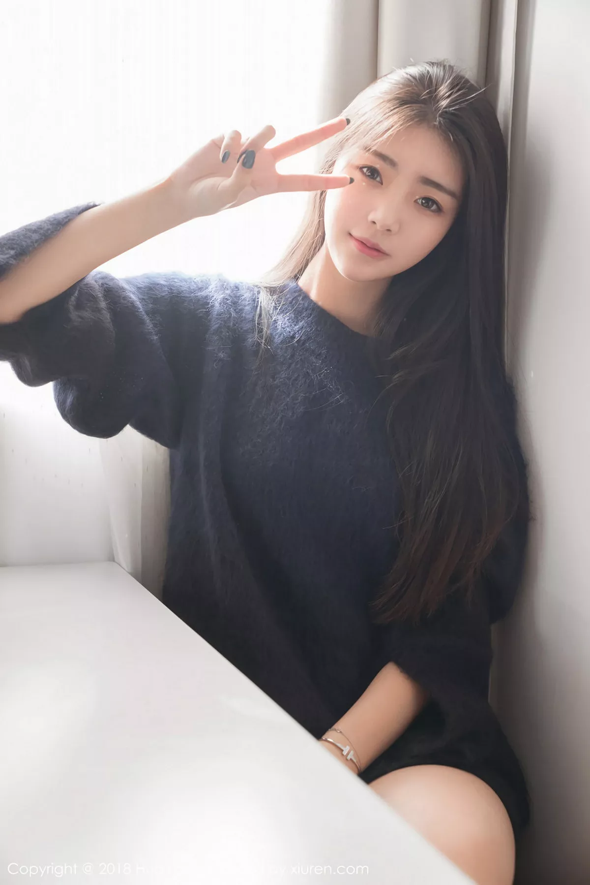 秀人集.com_[HuaYang花漾]Vol.027_嫩模可乐Vicky泰国旅拍居家床上性感白衬衣迷人写真30P
