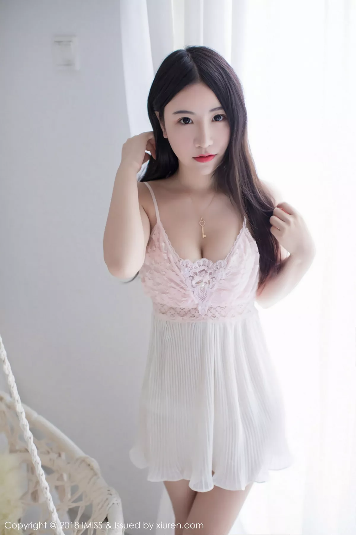 秀人集.com_[IMISS爱蜜社]Vol.214_嫩模谢芷馨Sindy粉色吊带连身裙+白色低胸连身裙爆乳诱惑写真38P