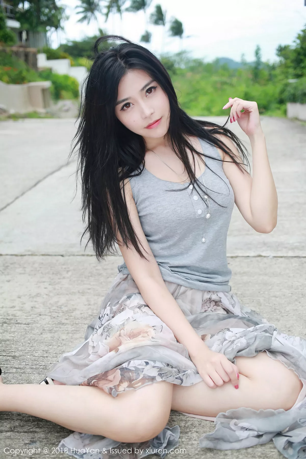 秀人集.com_[HuaYan花の颜]Vol.054_嫩模许诺Sabrina苏梅岛旅拍灰色吊带背心清新迷人写真30P