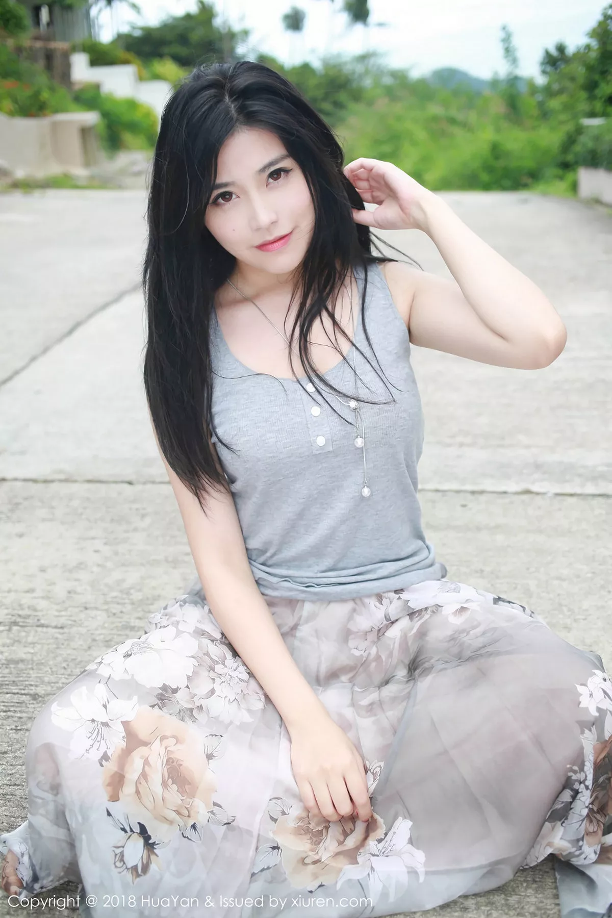 秀人集.com_[HuaYan花の颜]Vol.054_嫩模许诺Sabrina苏梅岛旅拍灰色吊带背心清新迷人写真30P