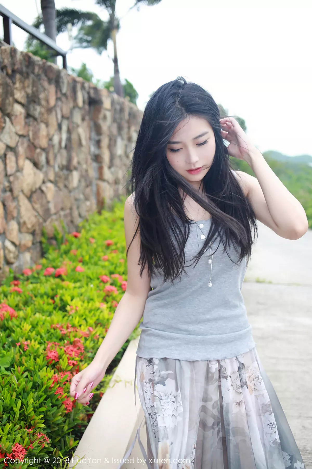 秀人集.com_[HuaYan花の颜]Vol.054_嫩模许诺Sabrina苏梅岛旅拍灰色吊带背心清新迷人写真30P