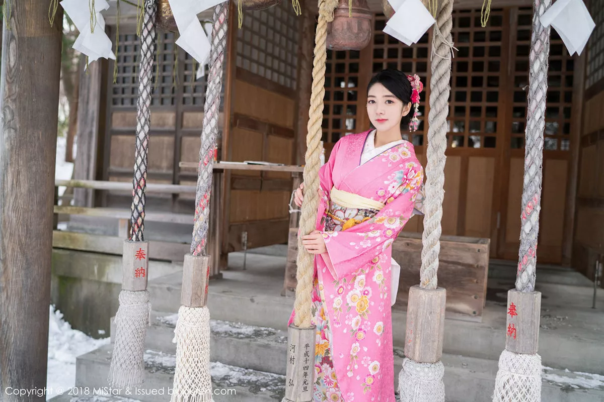 秀人集.com_[MiStar魅妍社]Vol.213_嫩模小热巴北海道旅拍性感开背毛衣+黑丝美女秘书诱惑写真40P