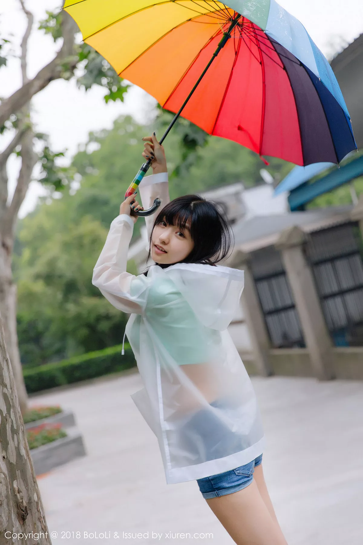 秀人集.com_[Tukmo兔几盟]Vol.106_嫩模球球雨天公园透明雨衣秀性感牛仔热裤迷人写真38P