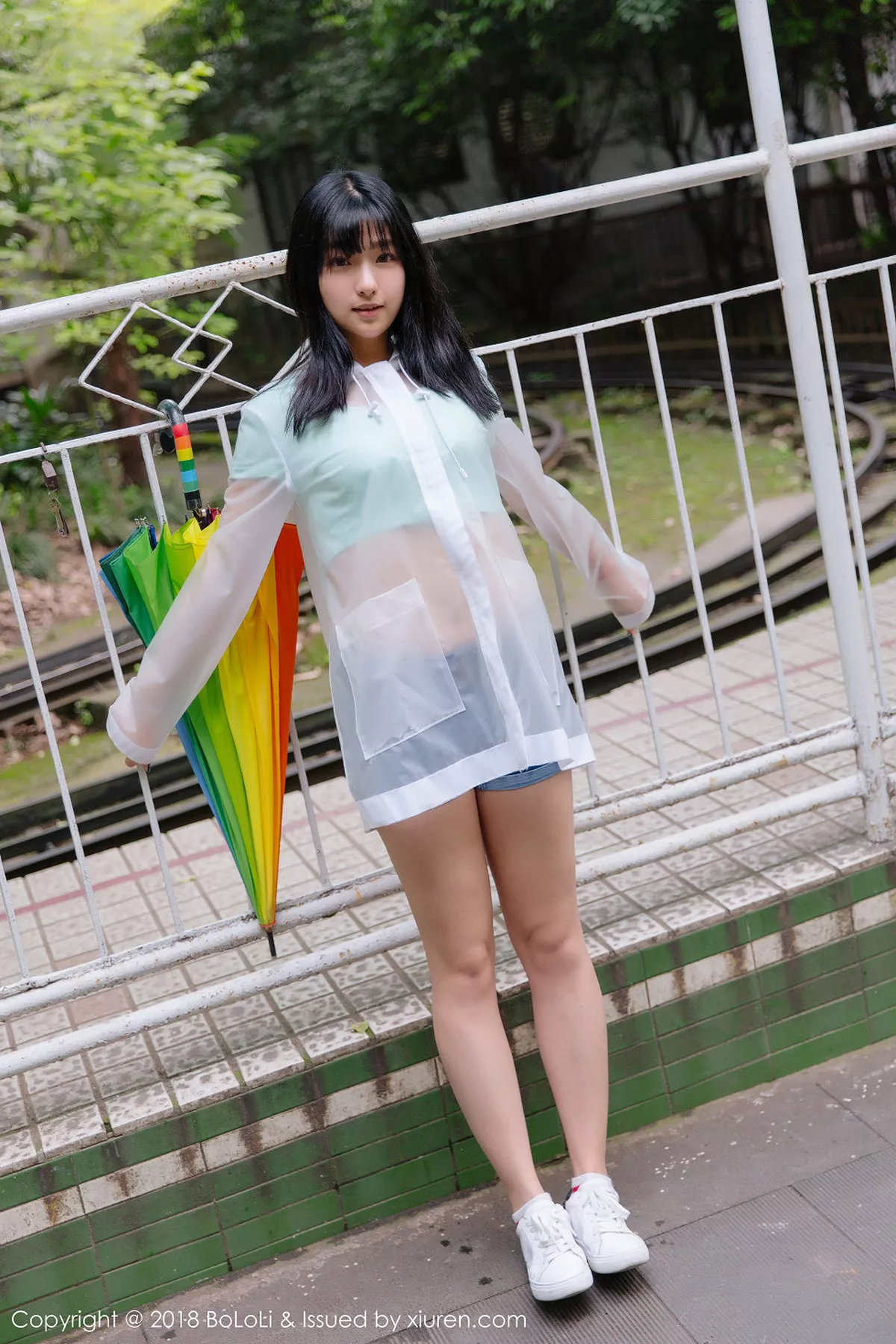 秀人集.com_[Tukmo兔几盟]Vol.106_嫩模球球雨天公园透明雨衣秀性感牛仔热裤迷人写真38P
