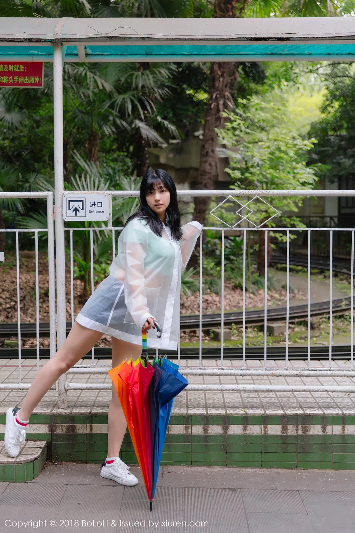 秀人集.com_[Tukmo兔几盟]Vol.106_嫩模球球雨天公园透明雨衣秀性感牛仔热裤迷人写真38P