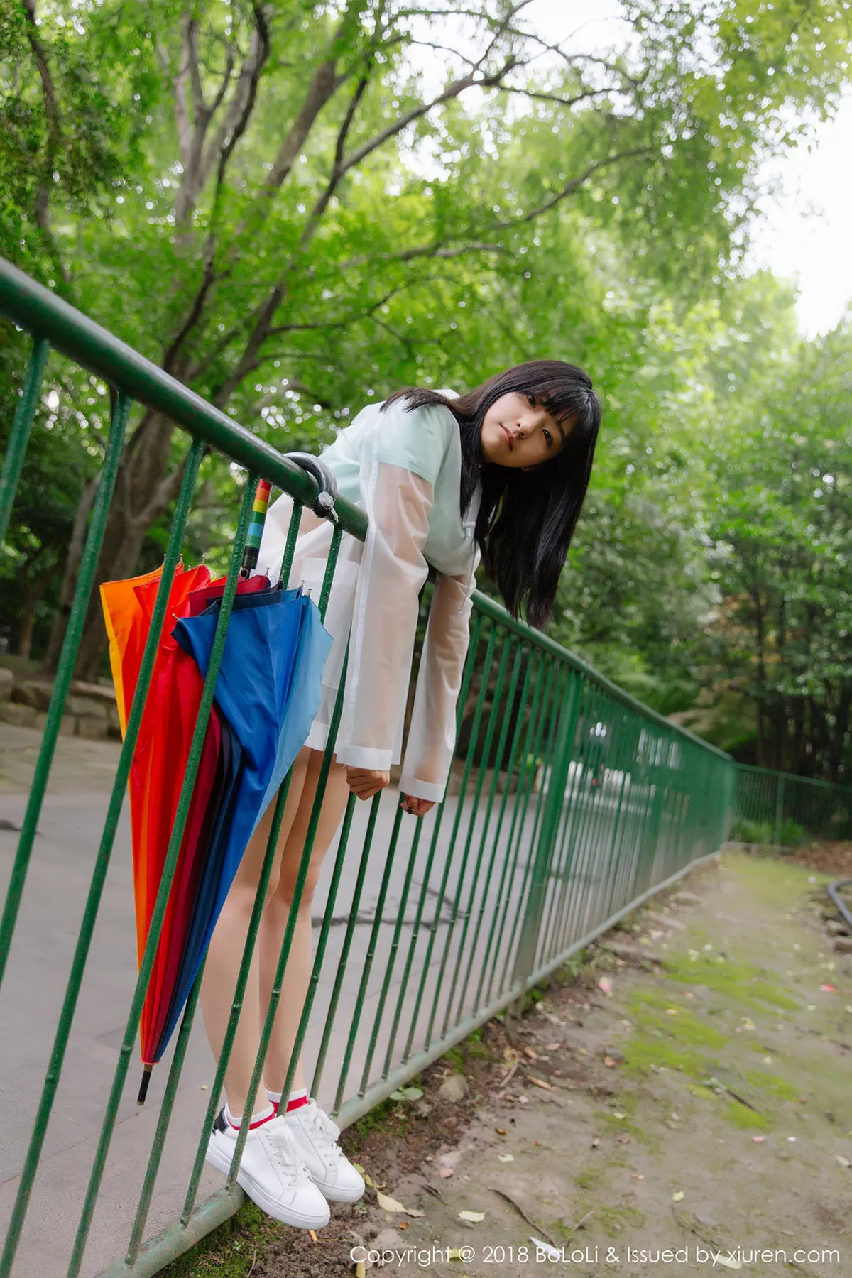 秀人集.com_[Tukmo兔几盟]Vol.106_嫩模球球雨天公园透明雨衣秀性感牛仔热裤迷人写真38P