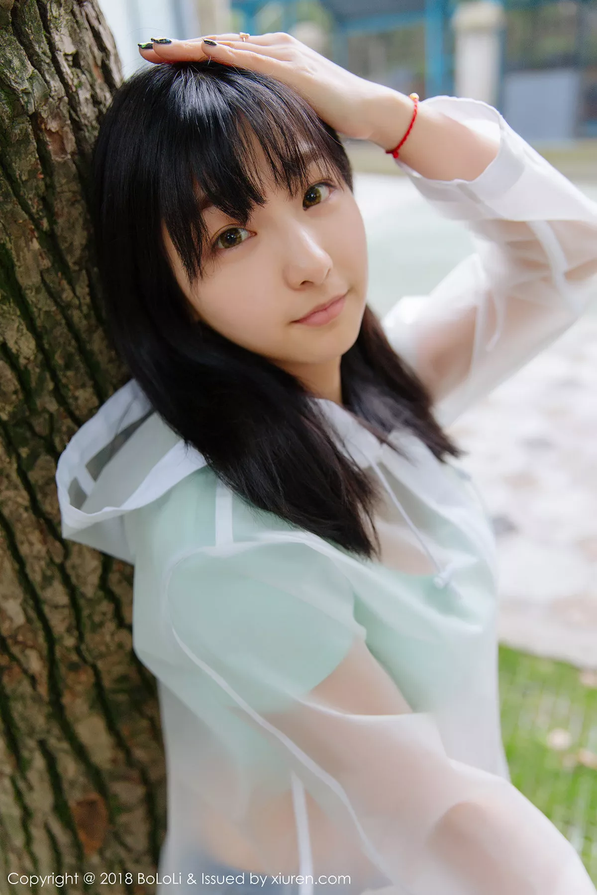 秀人集.com_[Tukmo兔几盟]Vol.106_嫩模球球雨天公园透明雨衣秀性感牛仔热裤迷人写真38P