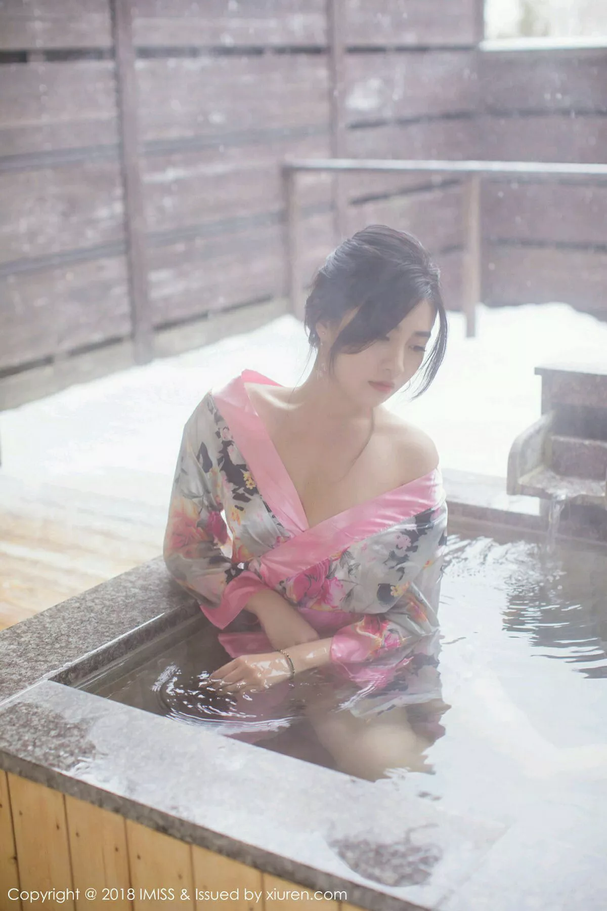 秀人集.com_[IMISS爱蜜社]Vol.221_女神许诺Sabrina北海道旅拍白色蕾丝内衣丝袜美腿诱惑写真50P